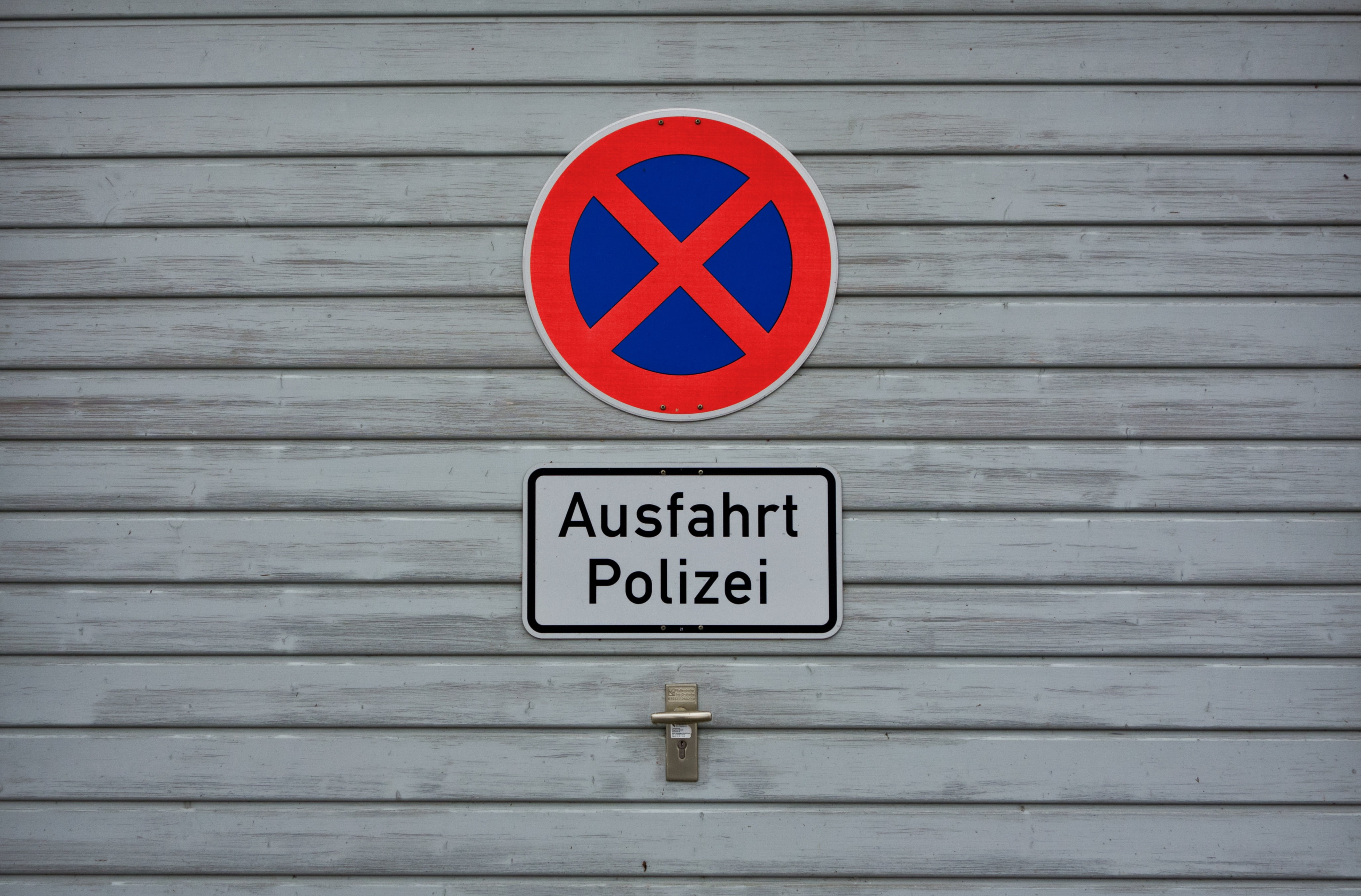 shield, no parking sign, information, sign, architecture, absolute parking, no people, communication, wood - material, built structure, symbol, traffic sign, HD Wallpaper