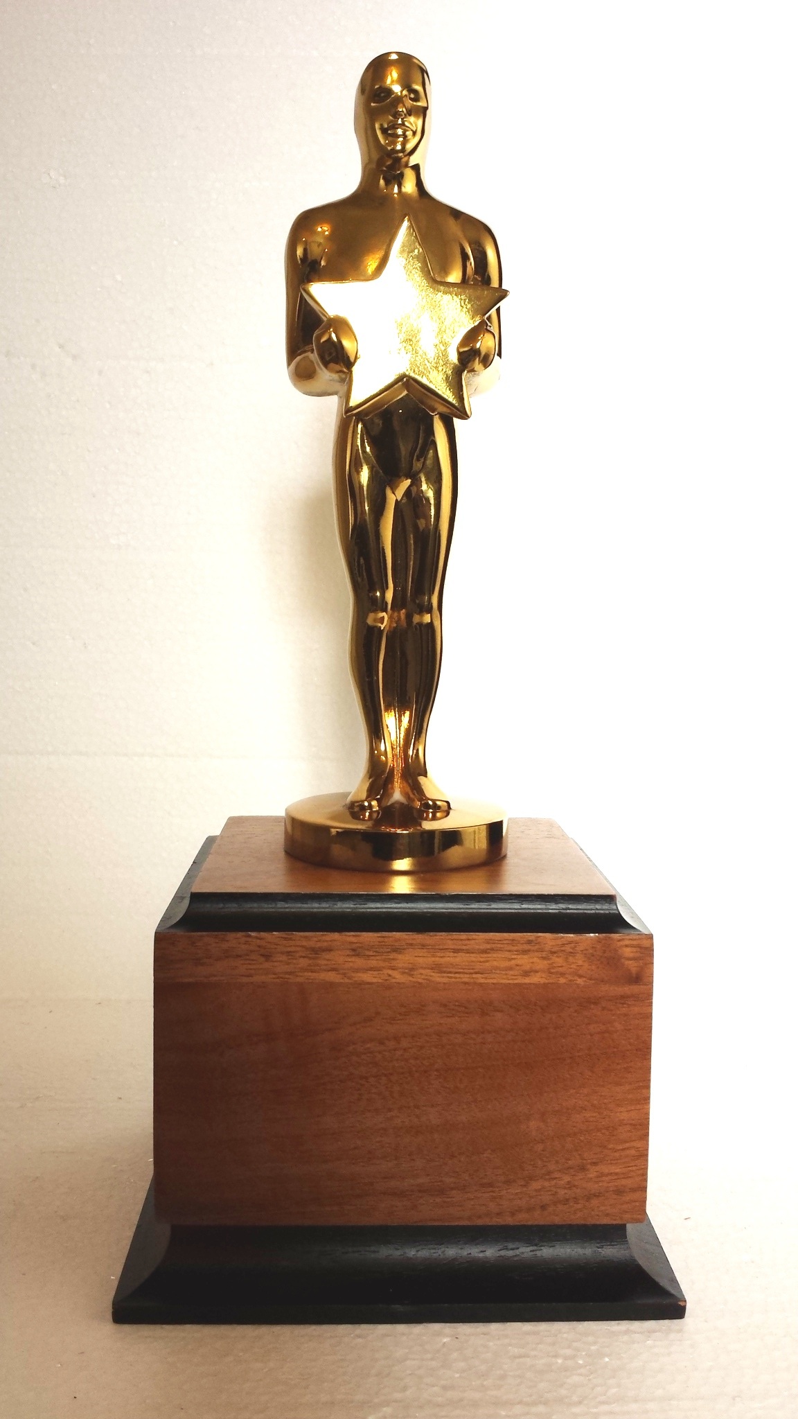 portrait, black, sculpture, human representation, media, gold, award, guy, cinema, movie, trophy, indoors, male likeness, antique, microphone, wall - building feature, Phone HD Wallpaper