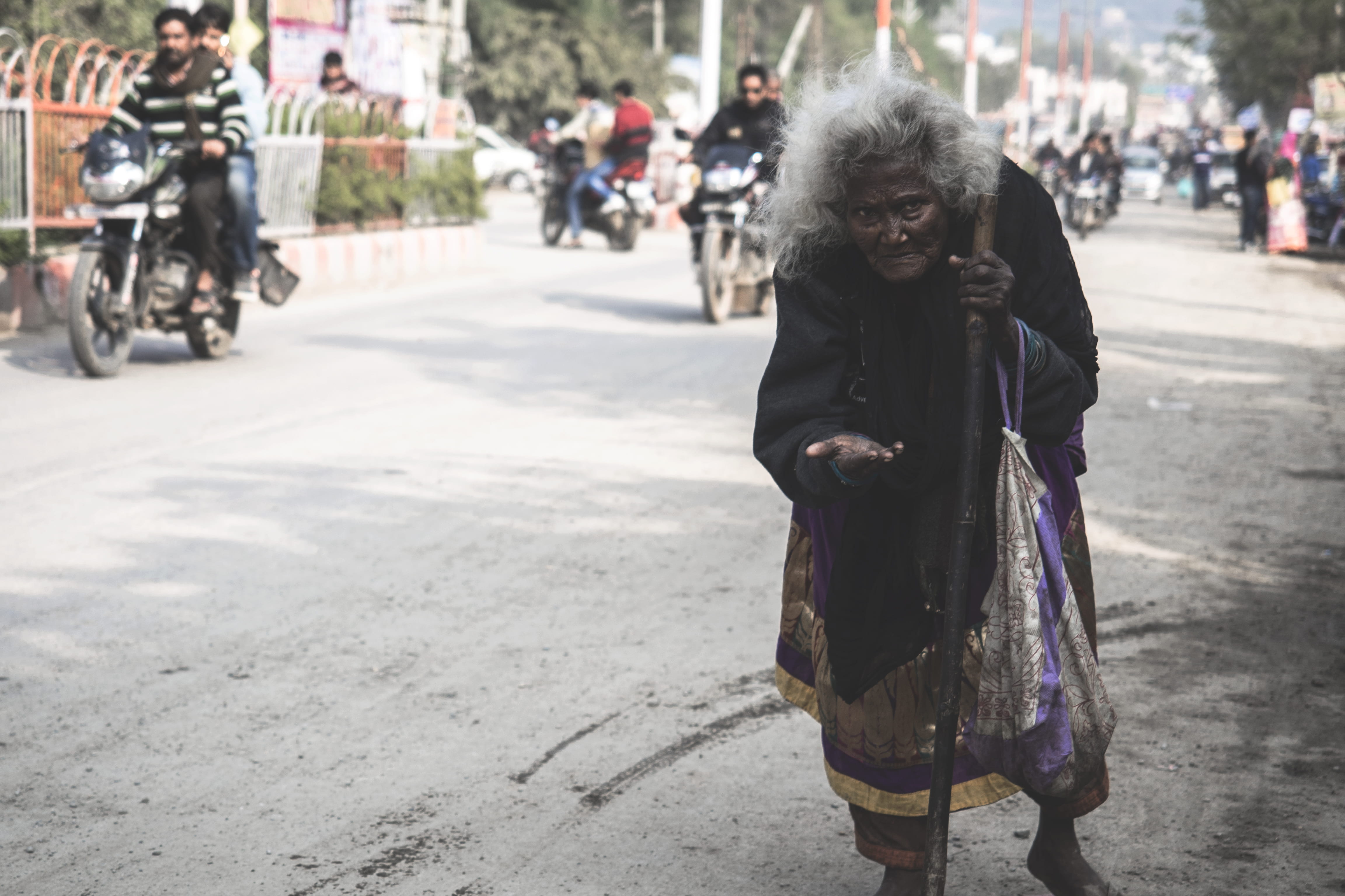 eldery, front view, homeless, clothing, poor, lifestyles, oldwomen, traffic, portrait, leisure activity, focus on foreground, india, street, mode of transportation, HD Wallpaper