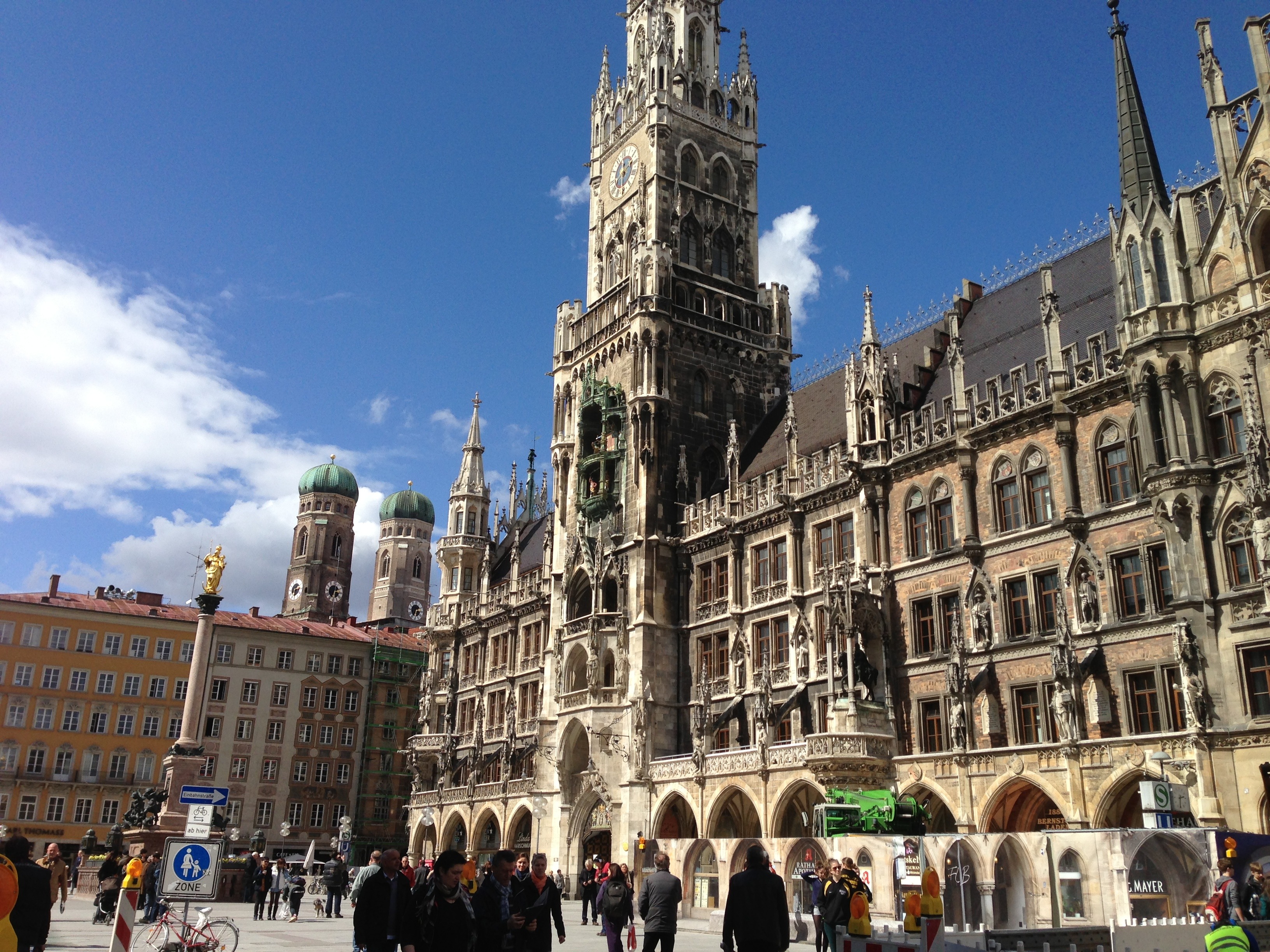 group of people, place of worship, 2K, building exterior, travel, women, real people, history, munich, crowd, travel destinations, sky, marienplatz, nature, HD Wallpaper
