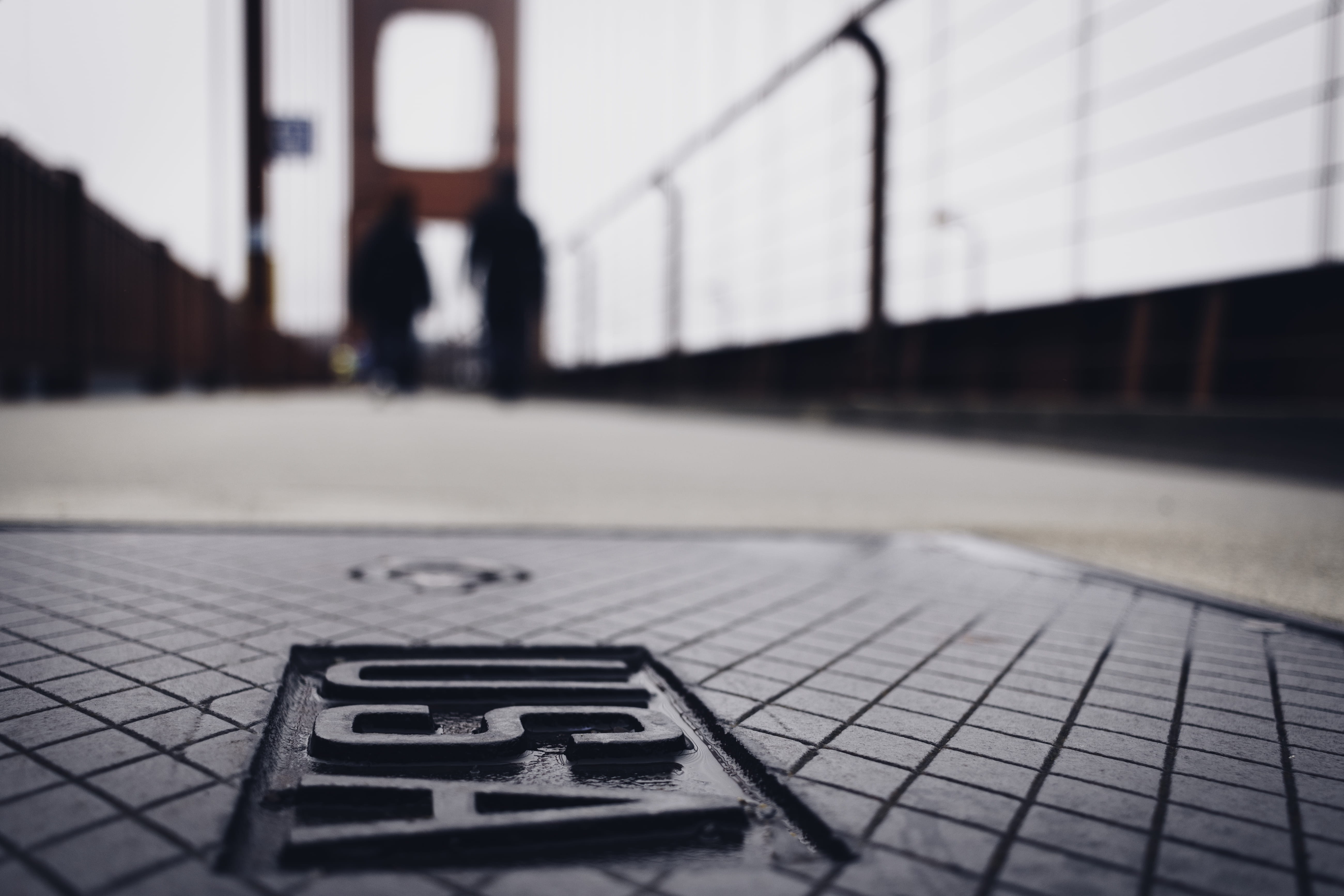 sanfrancisco, focus on foreground, human, communication, two, manhole, clothing, standing, office building, transportation, golden gate bridge usa, goldengate, HD Wallpaper
