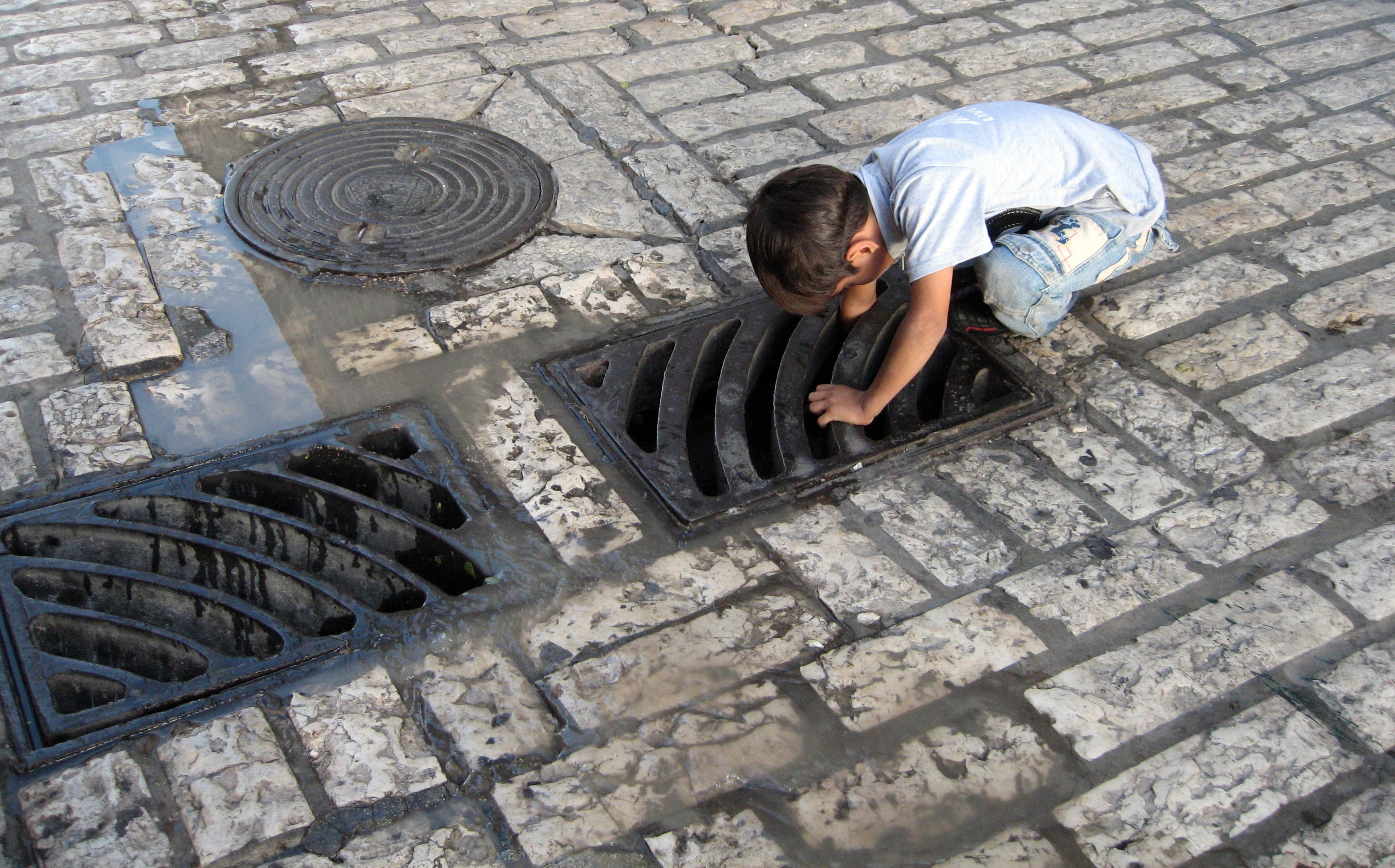 casual clothing, architecture, manhole, history, child, lost, where, standing, built structure, working, full length, look for, men, one person, occupation, HD Wallpaper