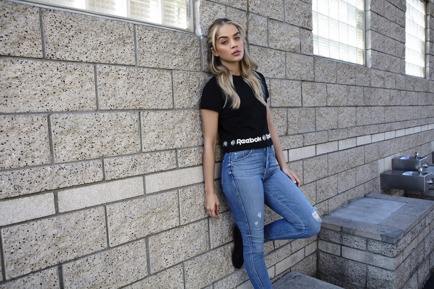 women, wall, T-shirt, 720P, model, blonde, long hair, Jasmine Sanders, Reebok, bricks, jeans, HD Wallpaper