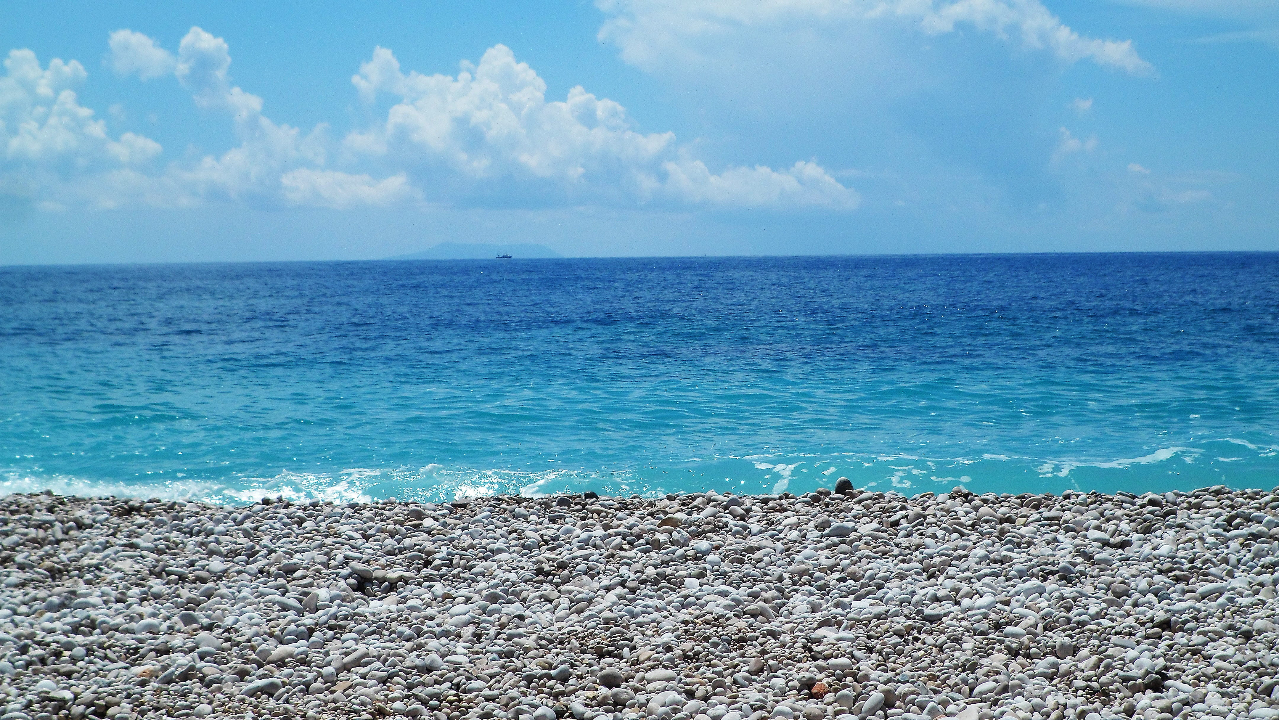 rest, the sun, outdoors, beach, relaxation, 4K, idyllic, non-urban scene, pebble, lazur, water, summer, rock, nature, sea, no people, horizon, land, pebbles, HD Wallpaper