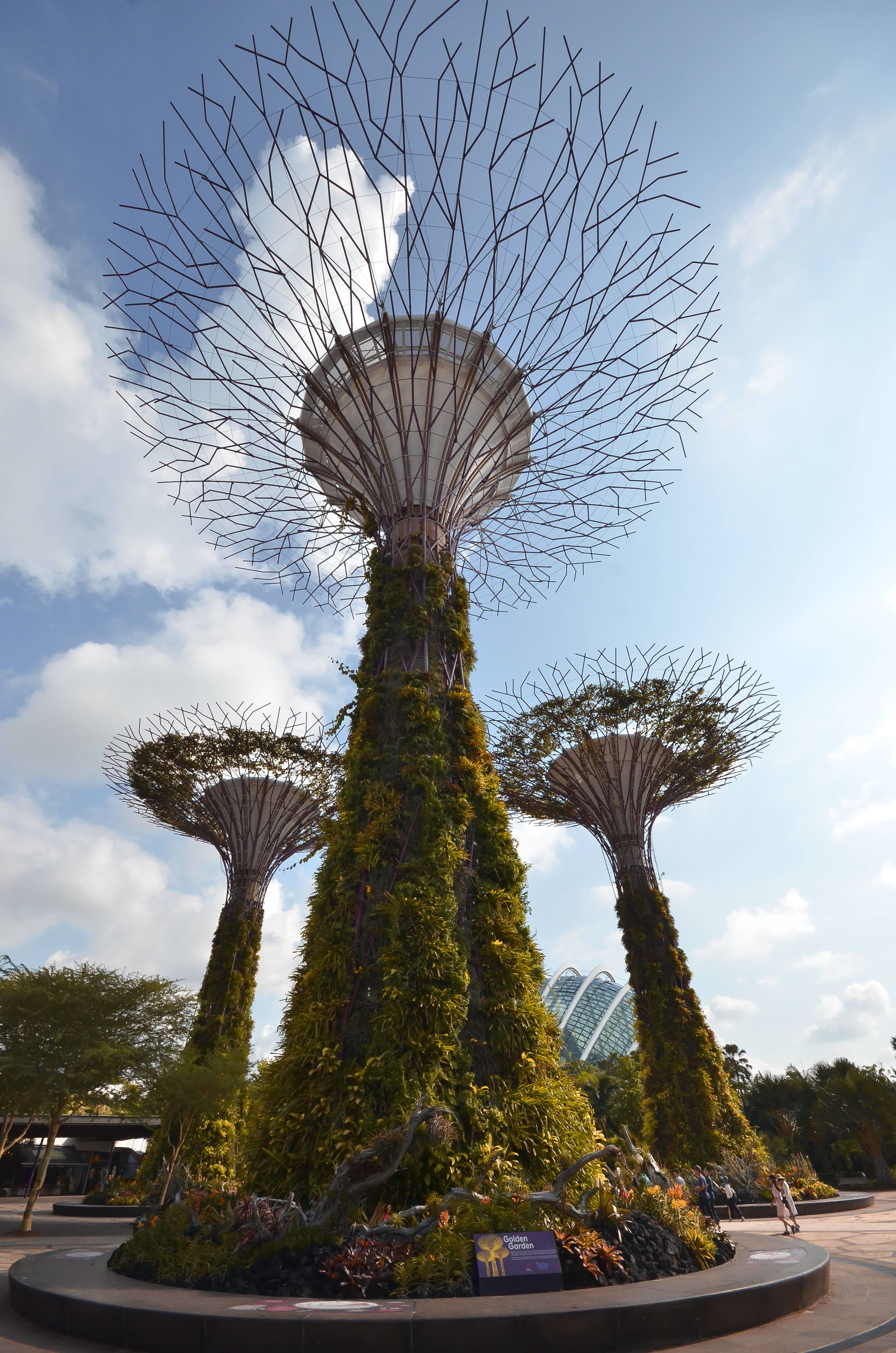 built structure, sculpture, sunlight, low angle view, creativity, outdoors, day, statue, plant, nature, attraction, singapore, no people, park - man made space, Phone HD Wallpaper