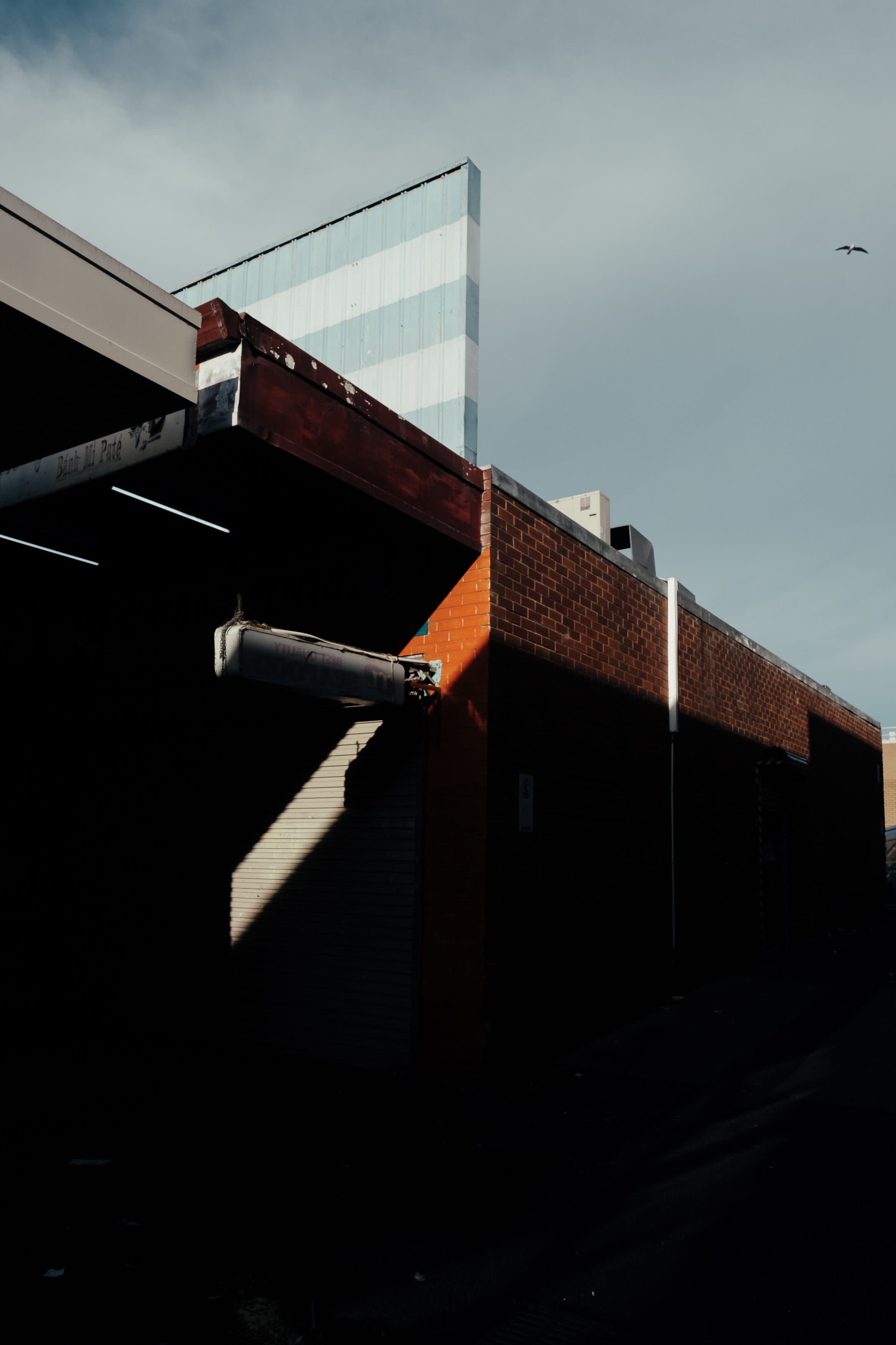 architecture, cloud - sky, sky, city, overpass, street, diagonal, location, blue, bird, no people, xt2, place, peaceful, roof, low angle view, outdoors, Phone HD Wallpaper