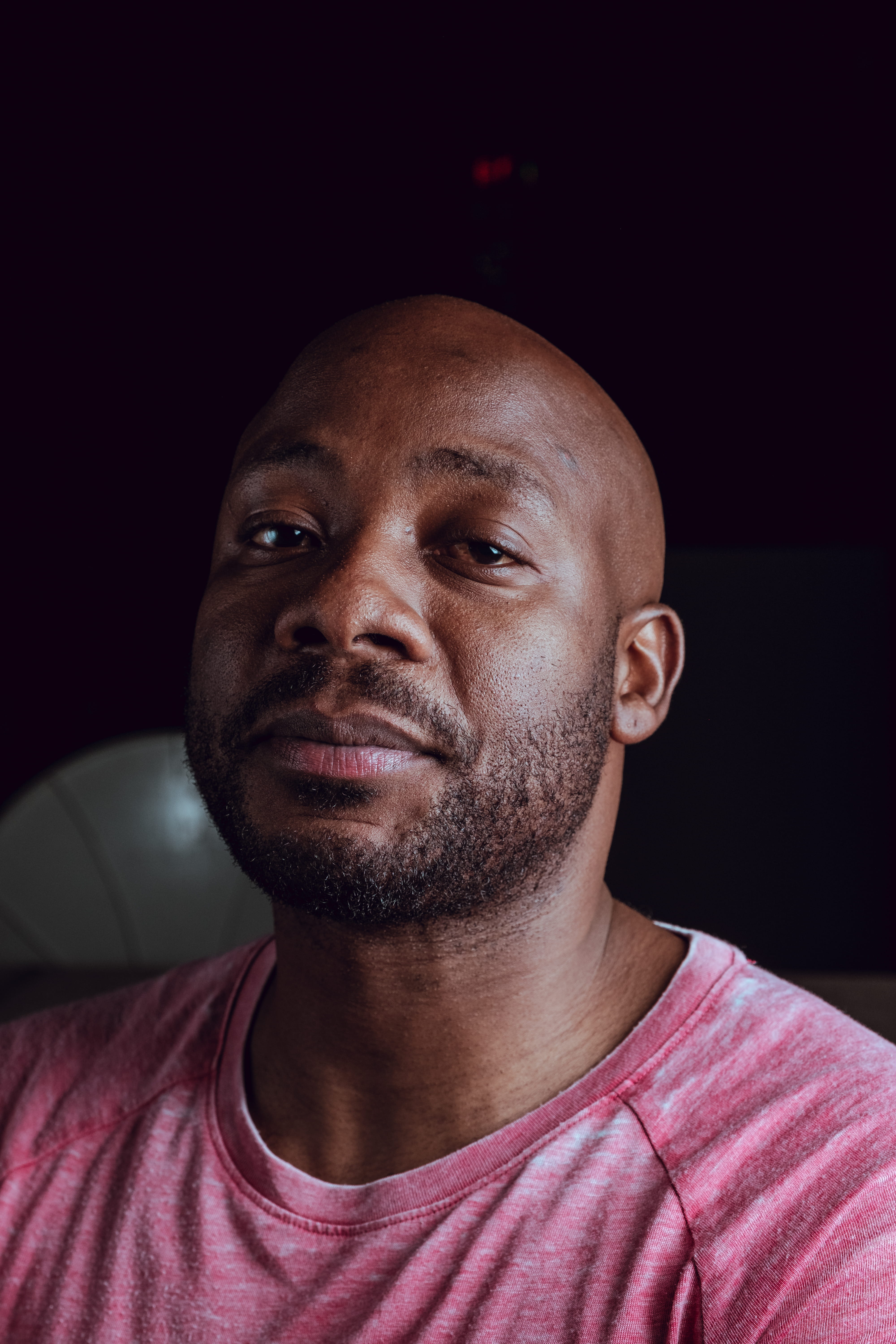 mid adult, human, finger, beard, shaved head, looking at camera, looking, face, man, stage, crowd, fujifilm xt2, skin, men, casual clothing, african man, Phone HD Wallpaper