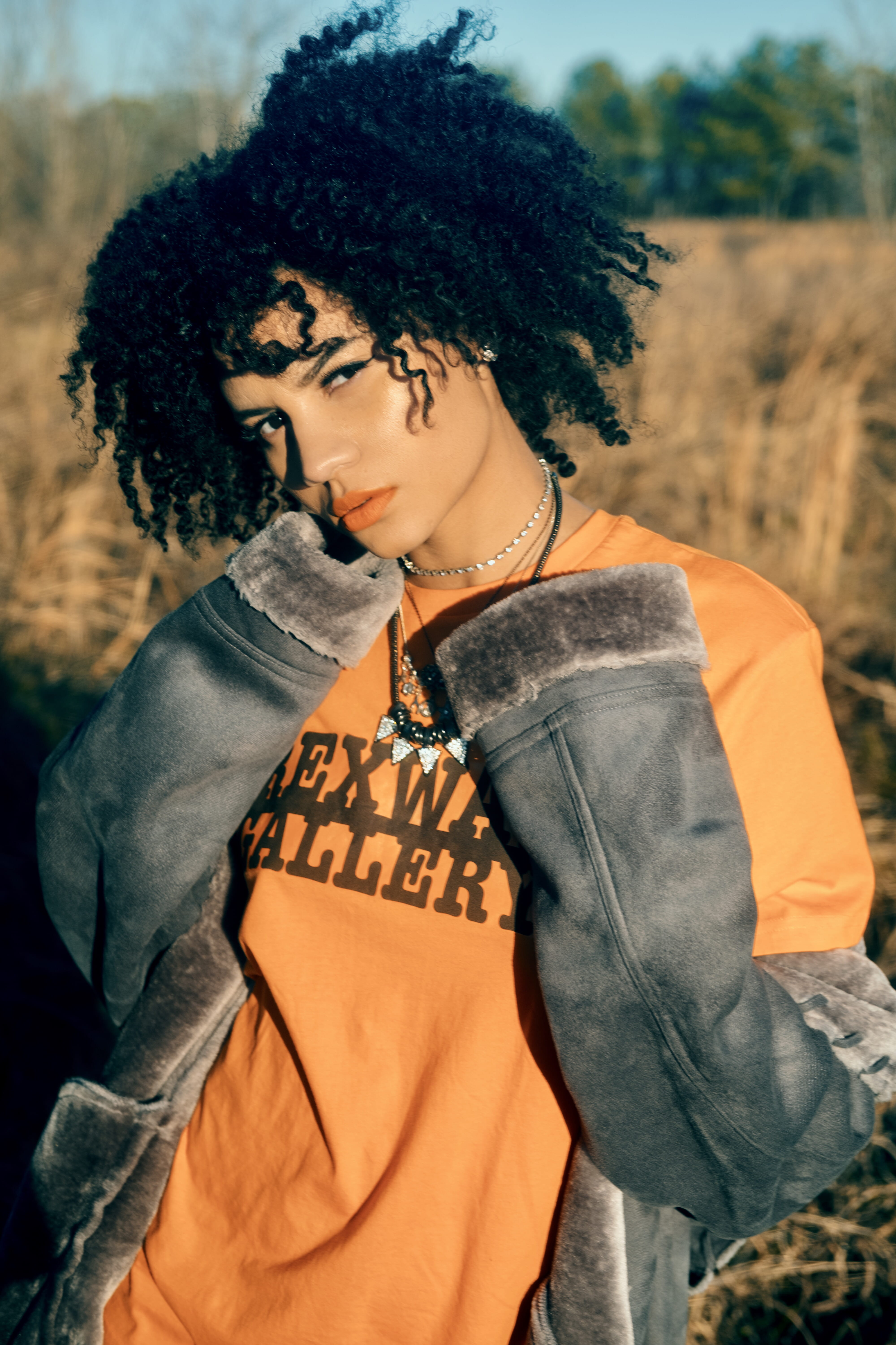 adult, portrait, curly hair, looking away, outdoors, contemplation, hair, fashion, united states, front view, clothing, casual clothing, waist up, beauty, Phone HD Wallpaper