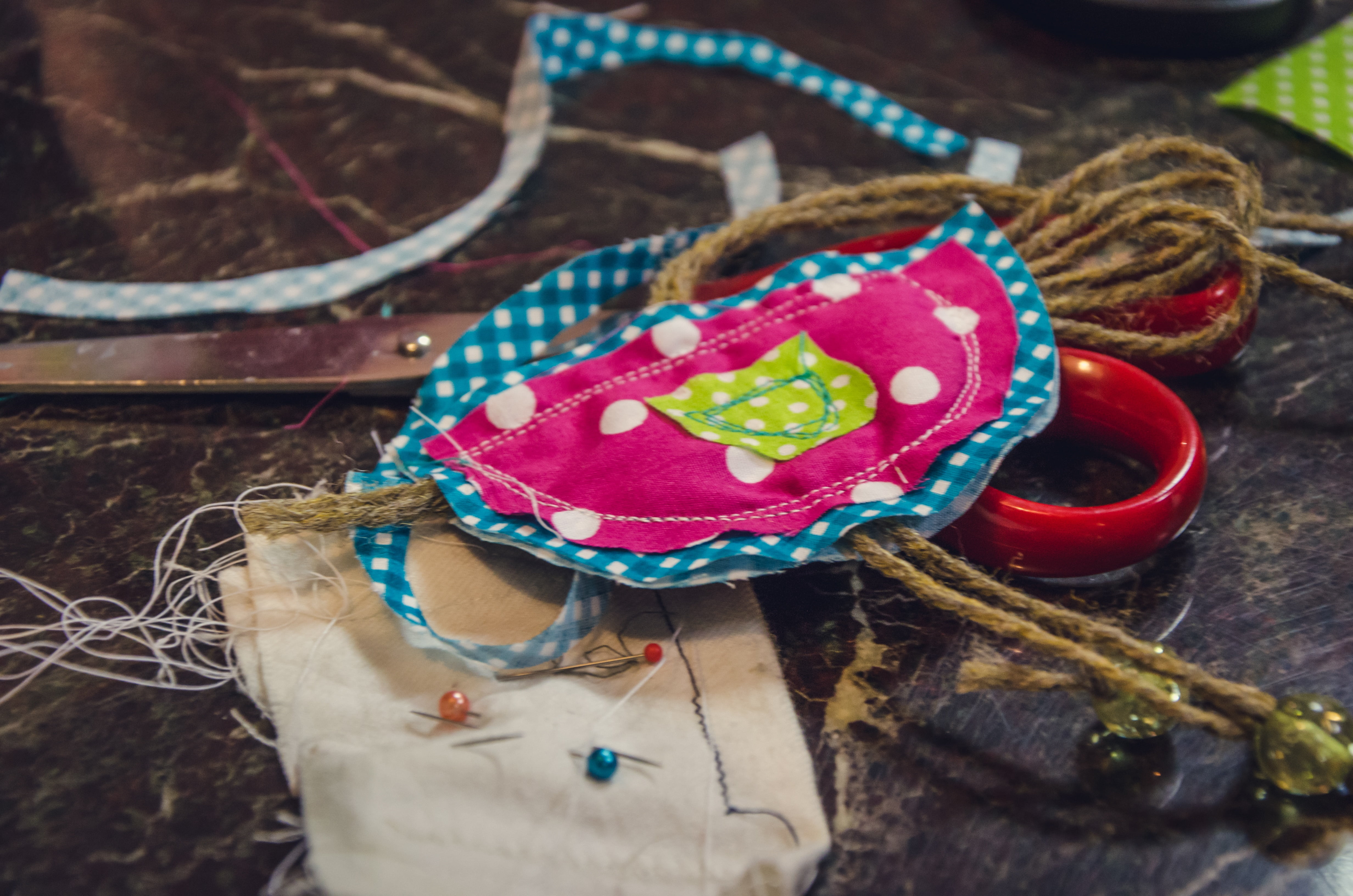 heart shape, 4K, selective focus, holiday, still life, indoors, hand labor, textile, tinker, scissors, hobby, fabric, pattern, art and craft, nähutensilien, HD Wallpaper