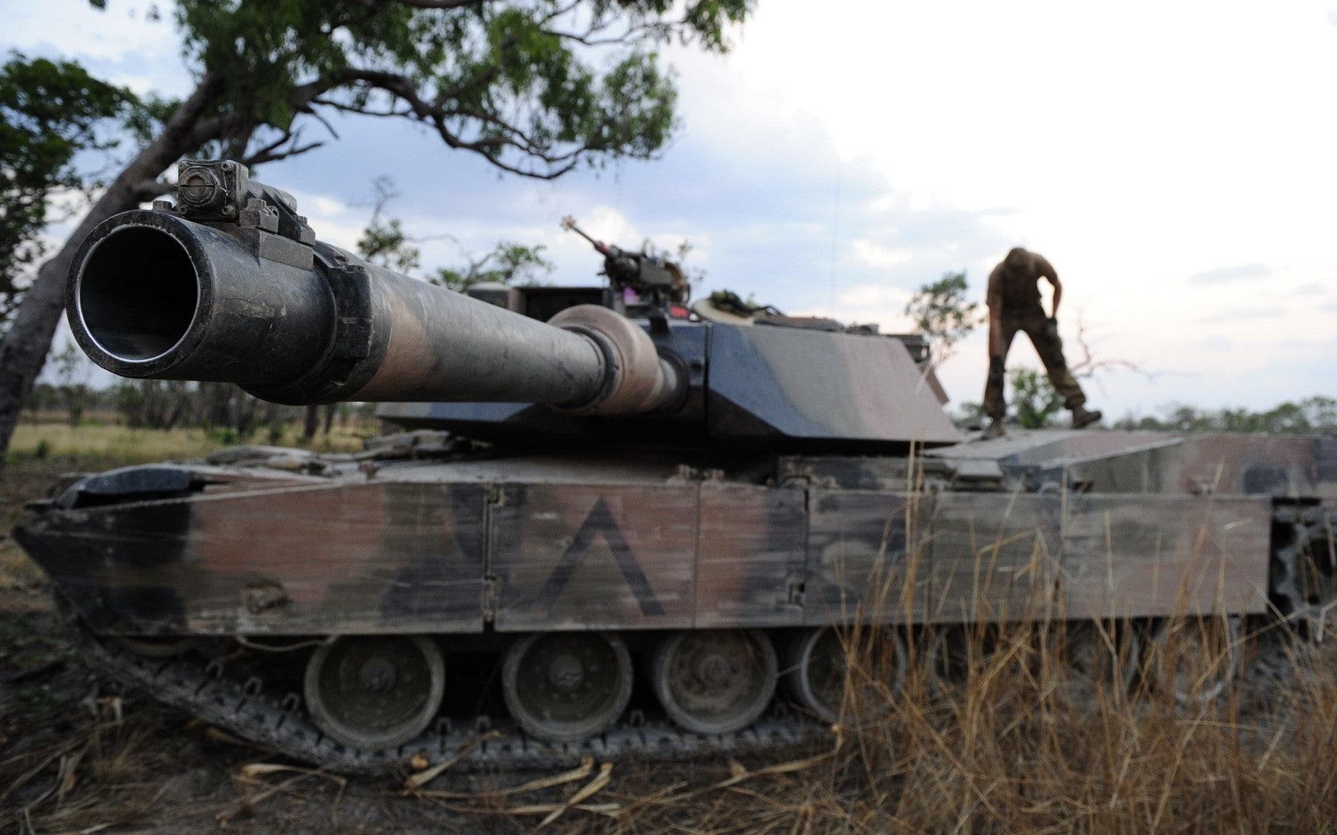 history, no people, closeup, tree, day, fighting, outdoors, armed forces, battle, conflict, tank, M1 Abrams, blurred, transportation, war, military, armored tank, HD Wallpaper