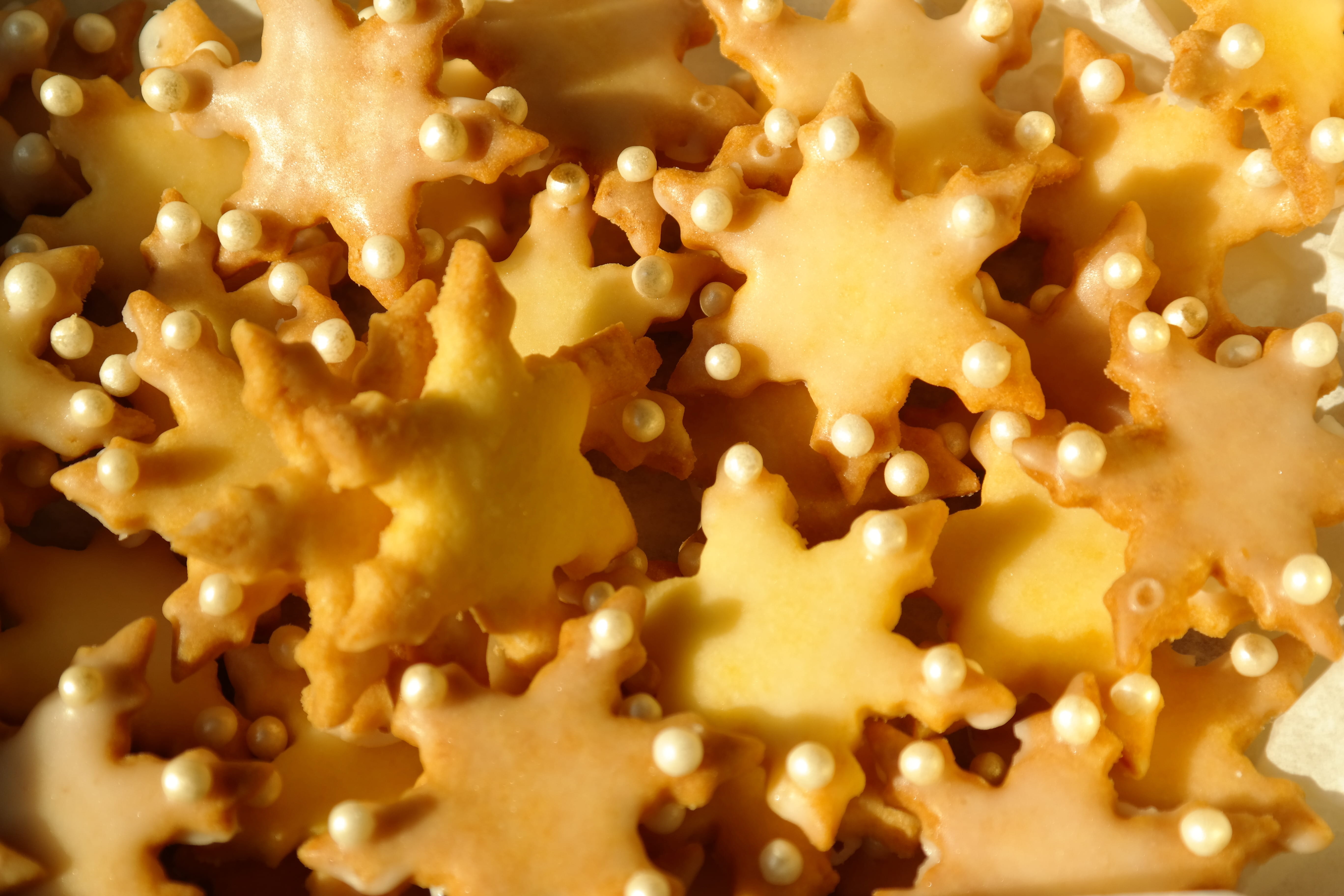 snack, form, small cakes, beads, delicious, gold colored, asterisk, nibble, melting, star, cookie, backgrounds, sweet food, food, christmas, cookie cutter, HD Wallpaper