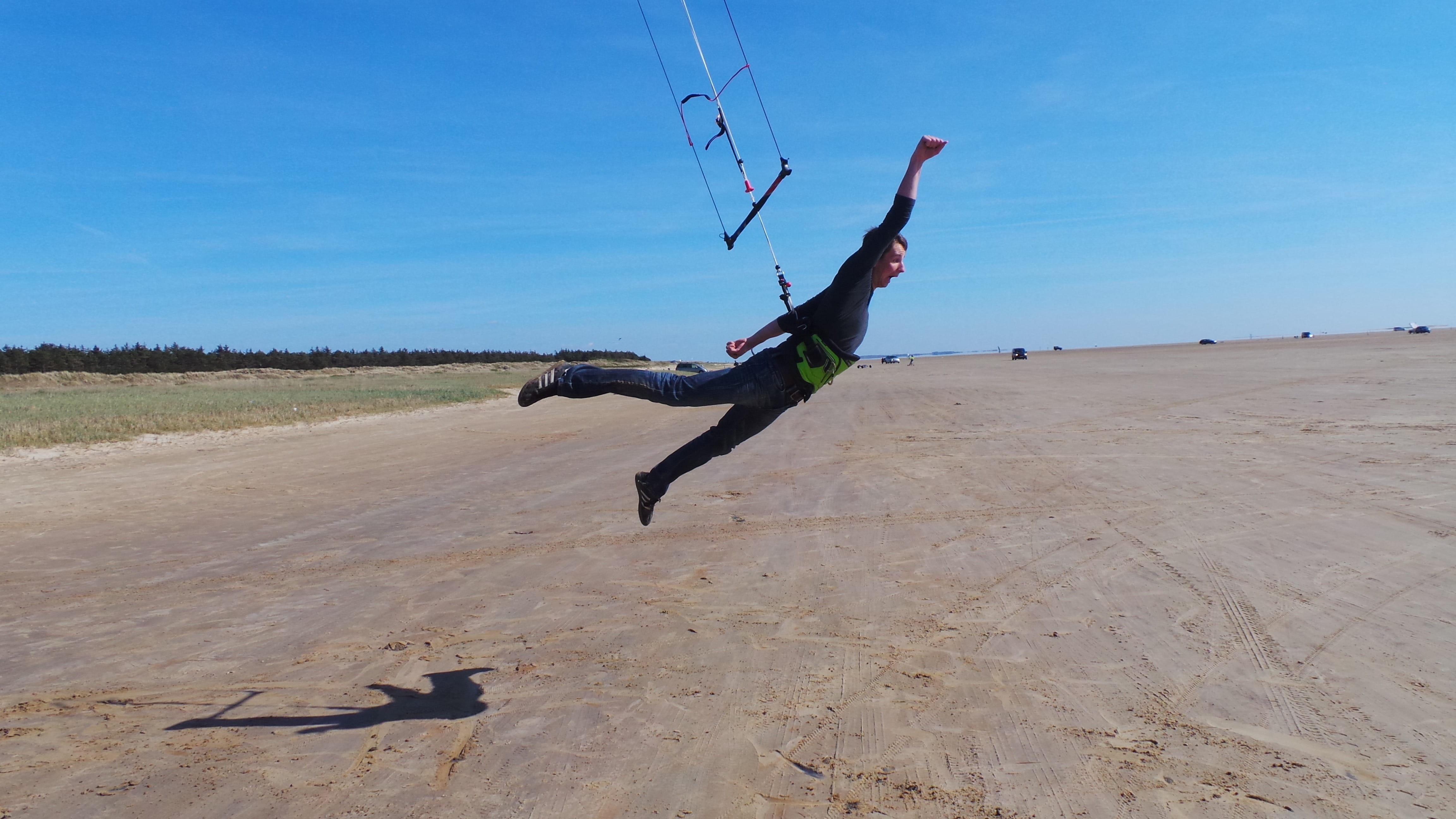 land, 4K, sky, leisure activity, adventure, flying, outdoors, Take Off, day, Fun, sand, risk, nature, full length, men, falling, Jump, adult, field, mid-air, HD Wallpaper