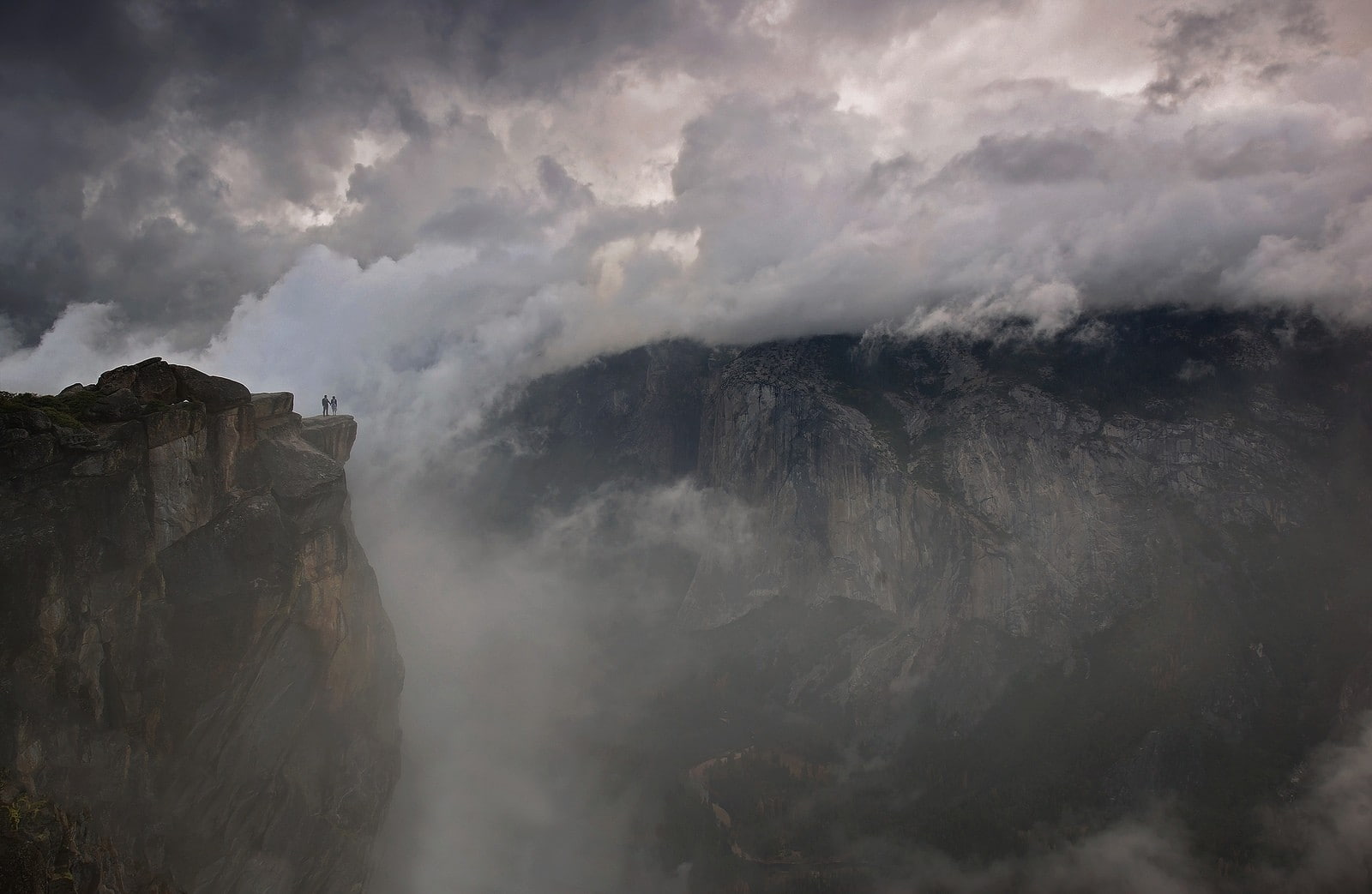 cliff, canyon, clouds, nature, 720P, mist, photography, hiking, couple, California, landscape, Yosemite National Park, HD Wallpaper