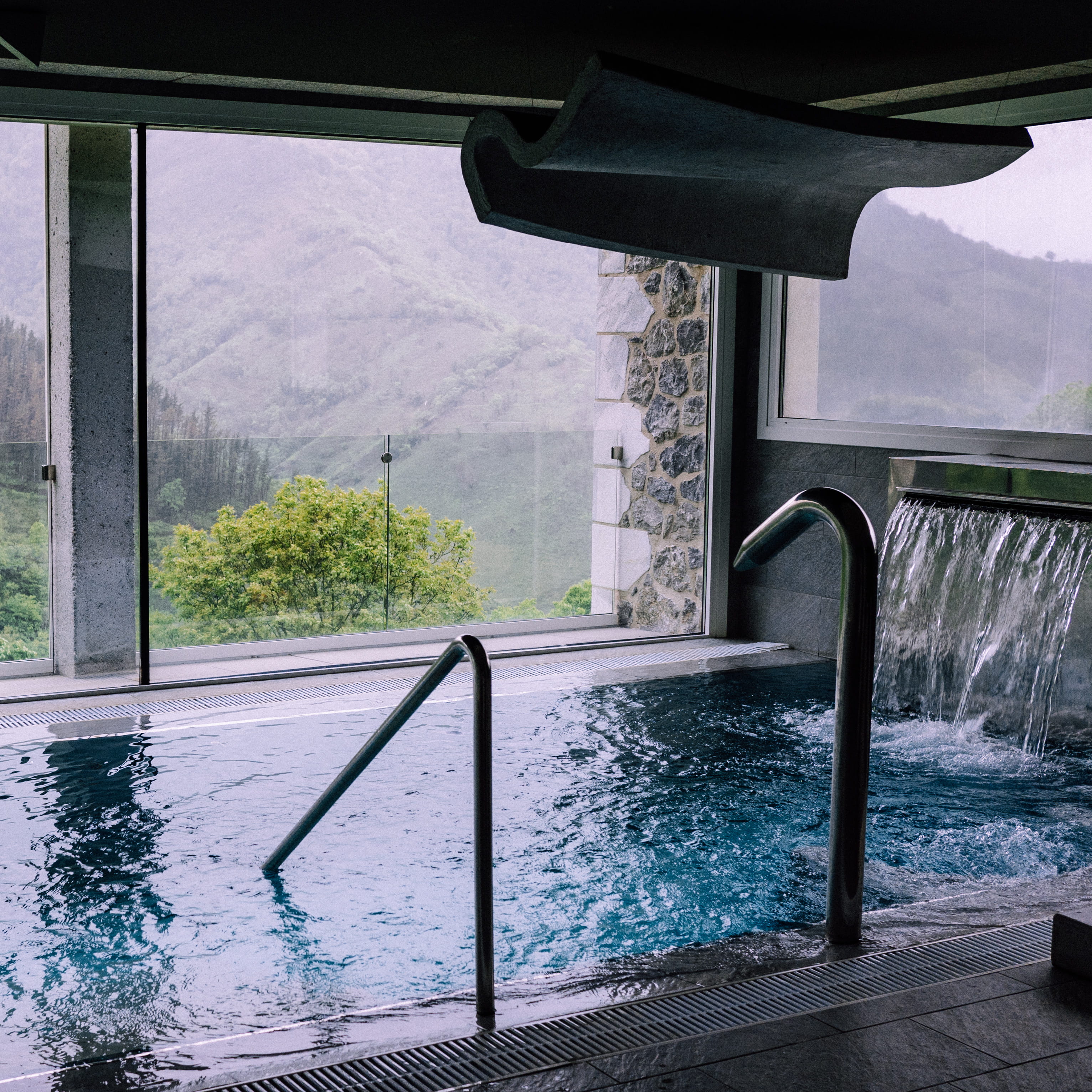 villa, vase, table, mountain, jar, sky, hotel, pool, 2K, housing, day, jacuzzi, tub, architecture, glass - material, nature, urban, river, swimming pool, Phone HD Wallpaper