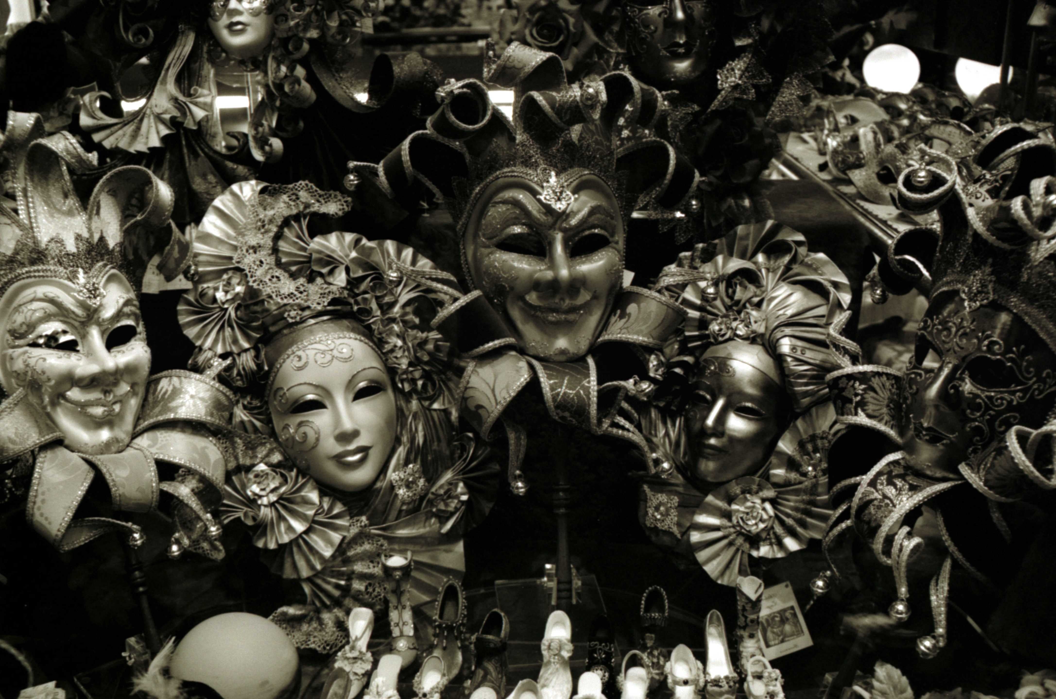 indoors, mask, venice, 4K, celebration, black and white, shop window, human representation, store, festive, italy, photo, large group of objects, order, HD Wallpaper