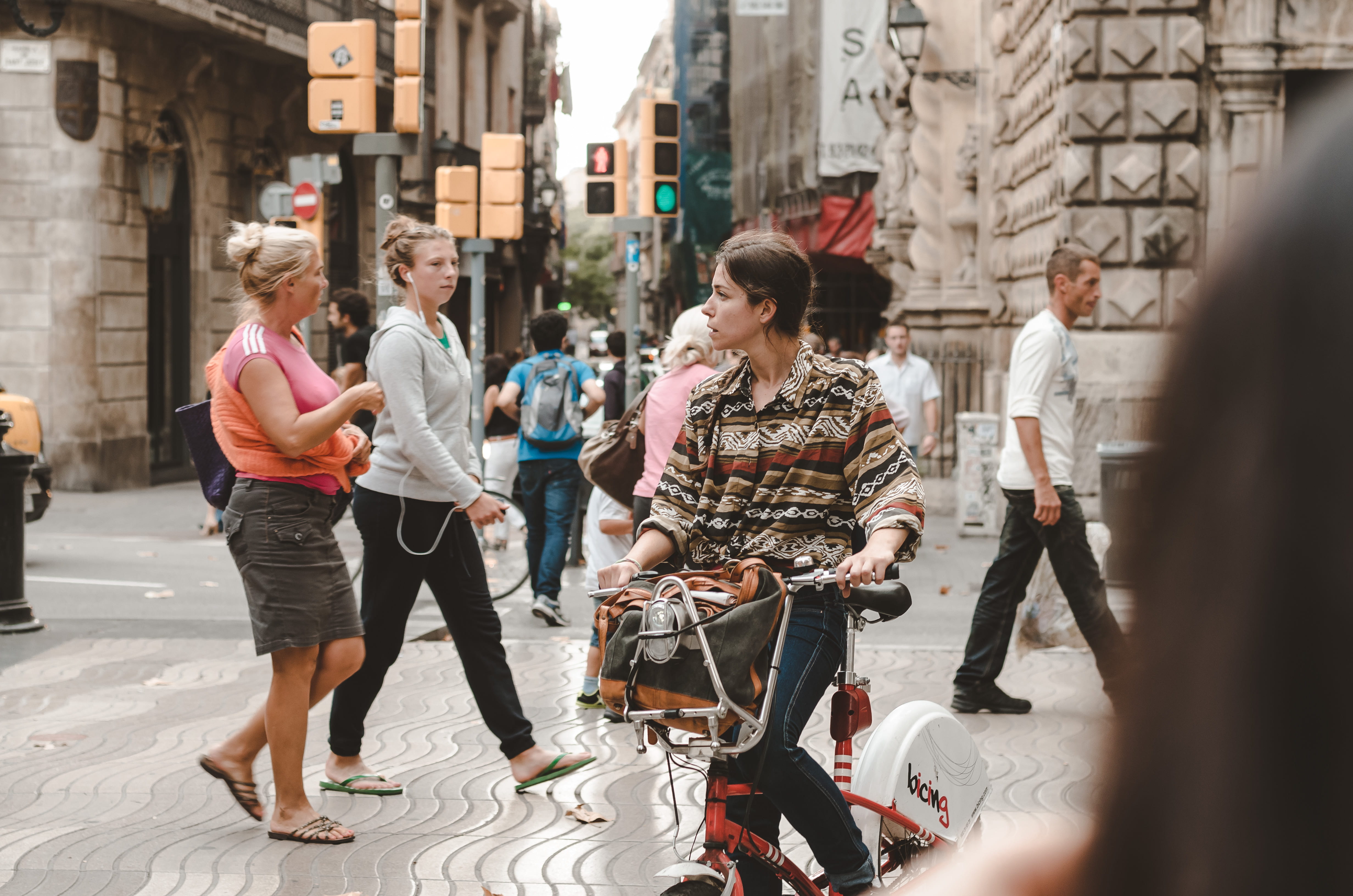 real people, men, casual clothing, candid, communication, city life, black, group of people, bike, street, person, adult, day, crowd, jeans, outdoors, young women, HD Wallpaper