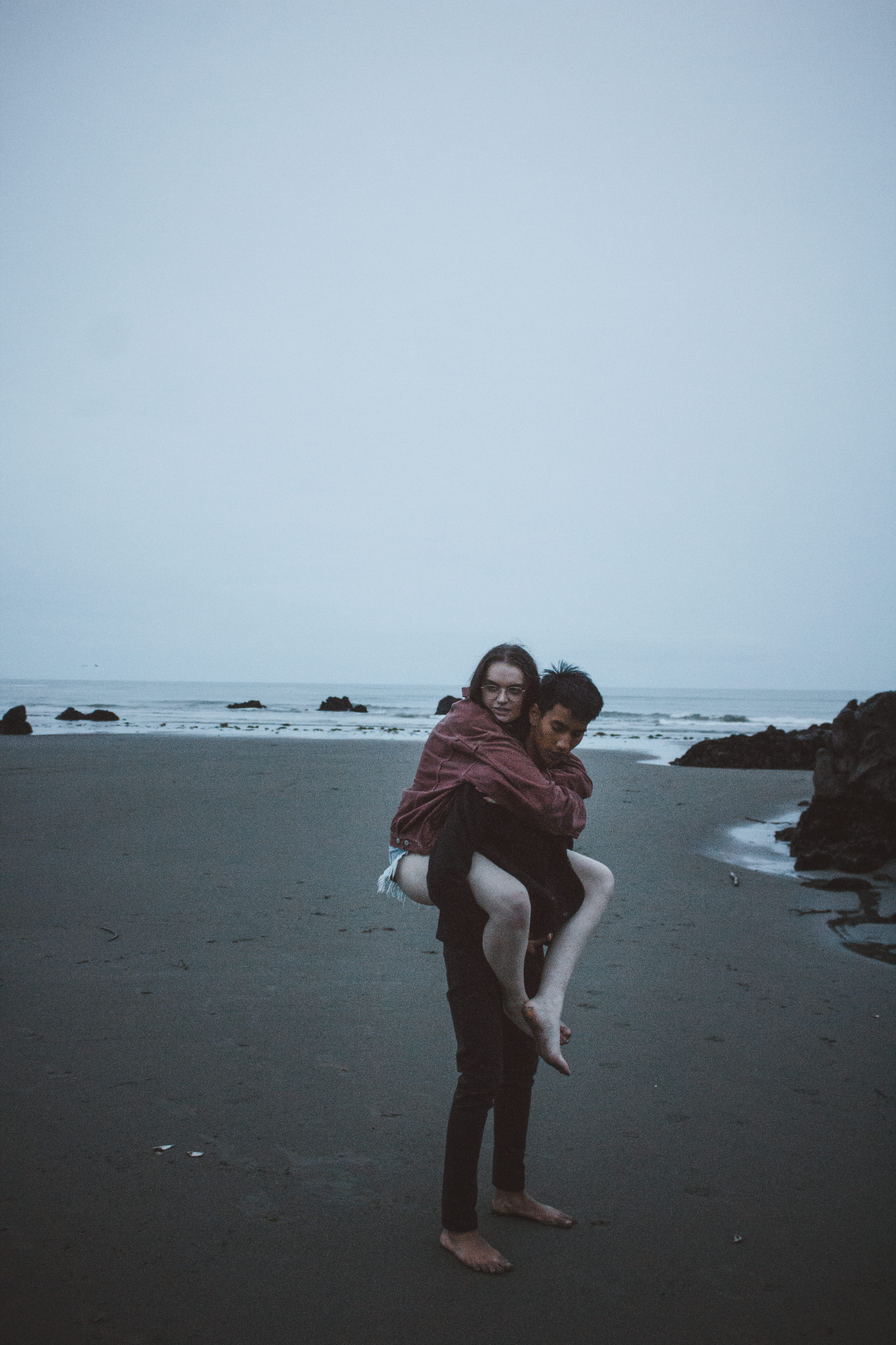 seashore, land, beach, scenics - nature, real people, candid, women, near, carrying, back, sky, couple - relationship, lifestyles, body, standing, people, Phone HD Wallpaper