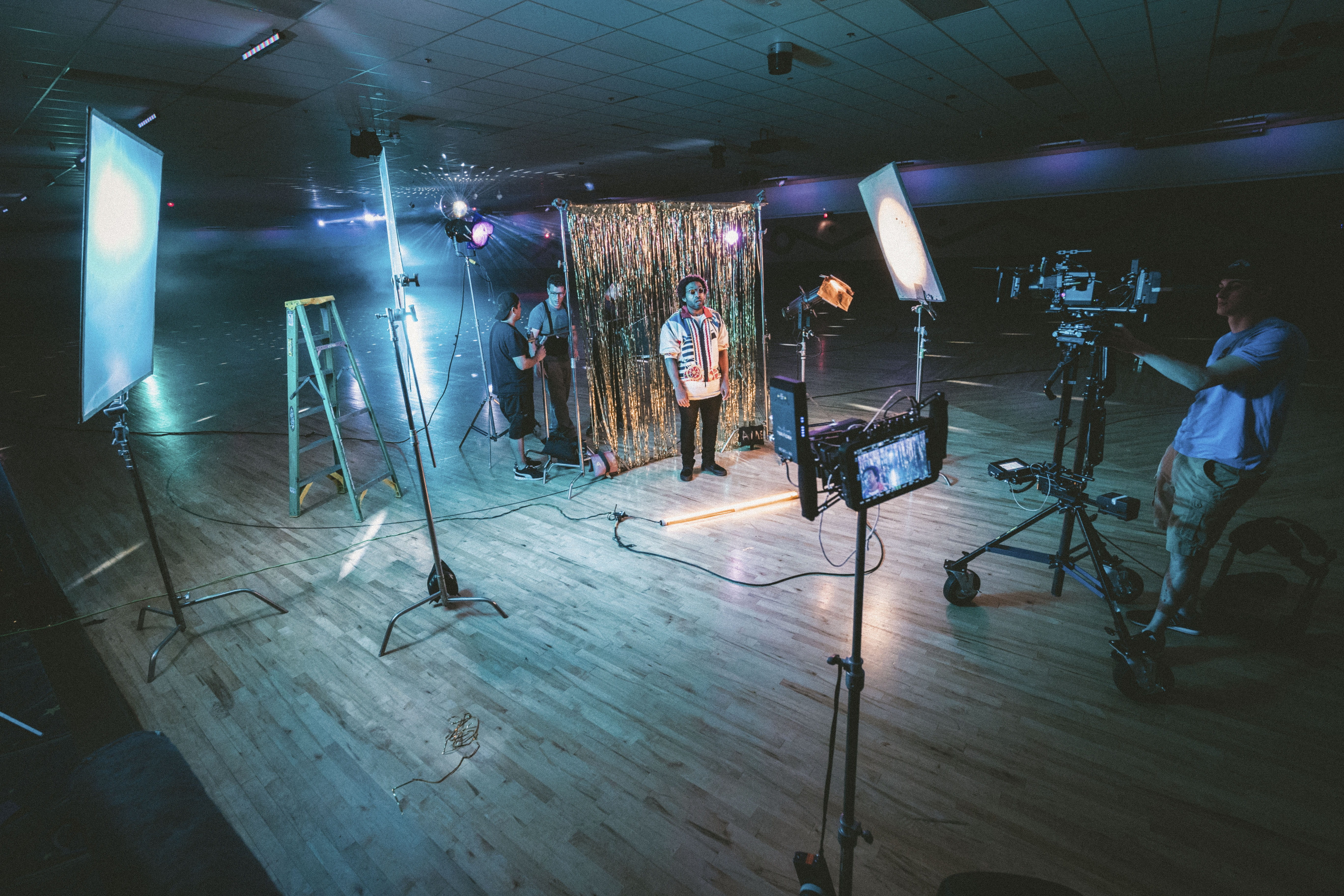 5K, illuminated, shoot, crew, tripod, production, behind the scenes, performance, group of people, floor, adult, technology, indoors, men, arts culture and entertainment, HD Wallpaper