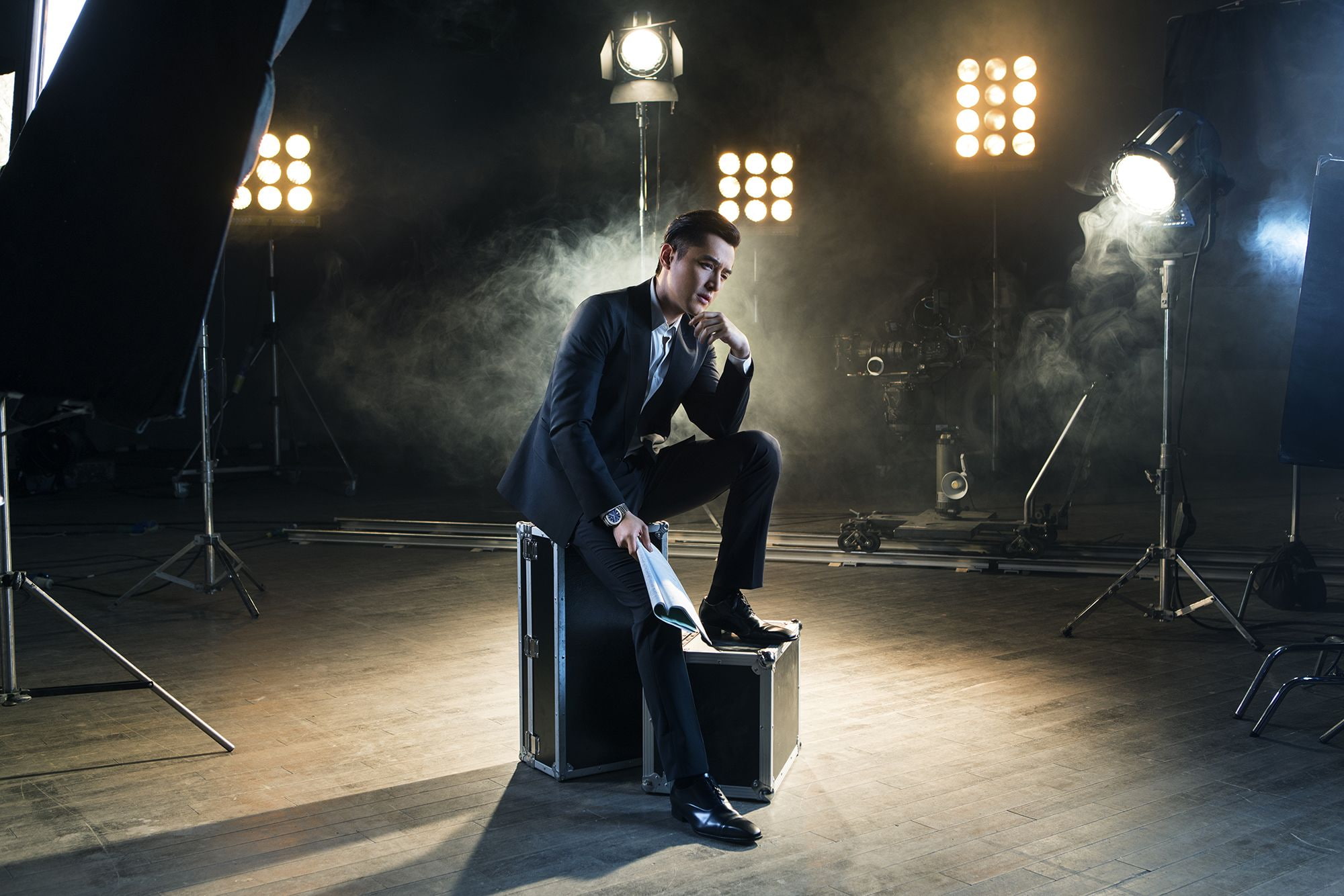 time, performance, full length, music, clock, lighting equipment, smoke - physical structure, artist, jewelry, one person, illuminated, 1080P, musician, HD Wallpaper