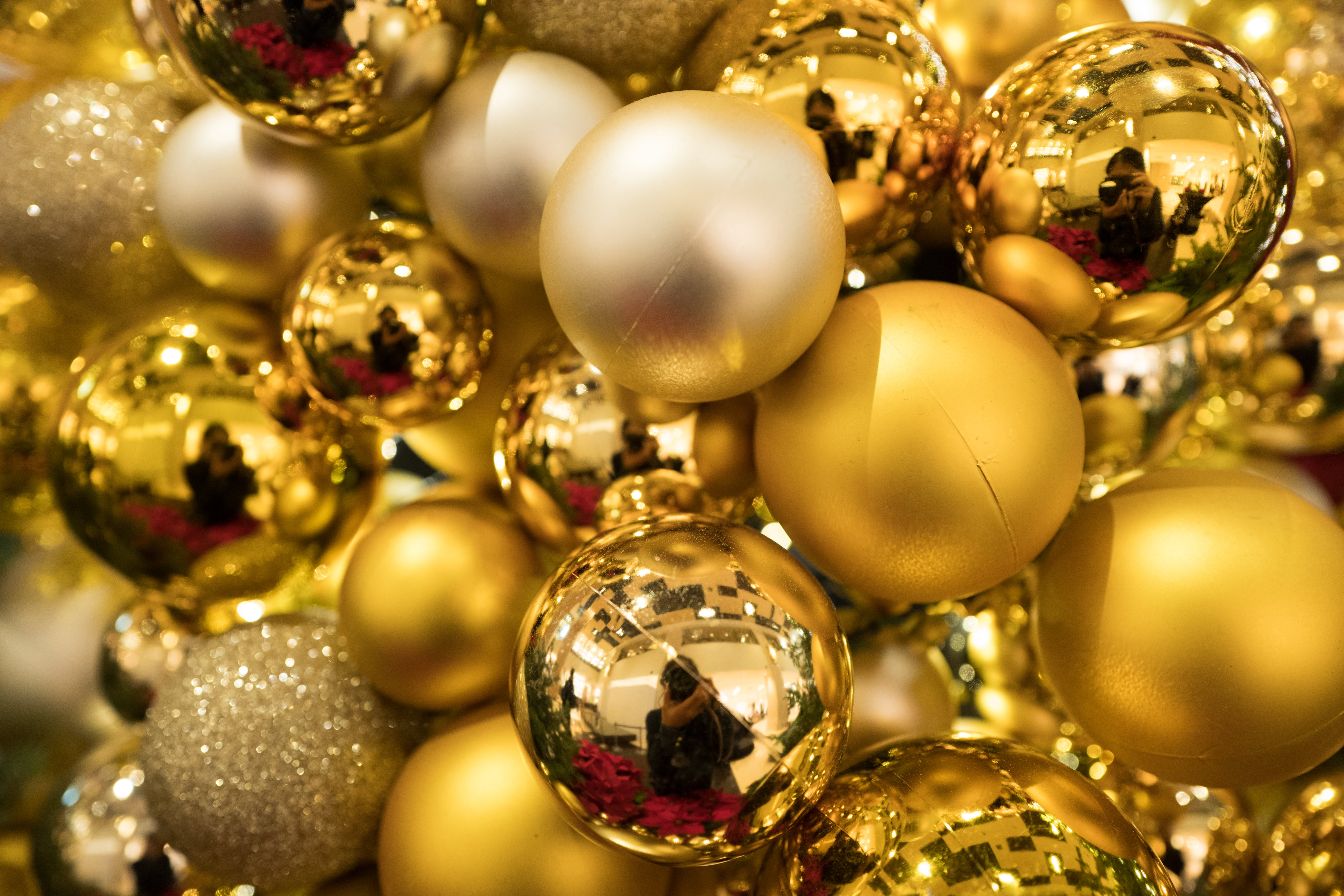 christmas decoration, shining, close-up, bright, reflection, 5K, christmas decorations, Christmas ornaments, glisten, decorate, holiday, christmas, sparkling, HD Wallpaper