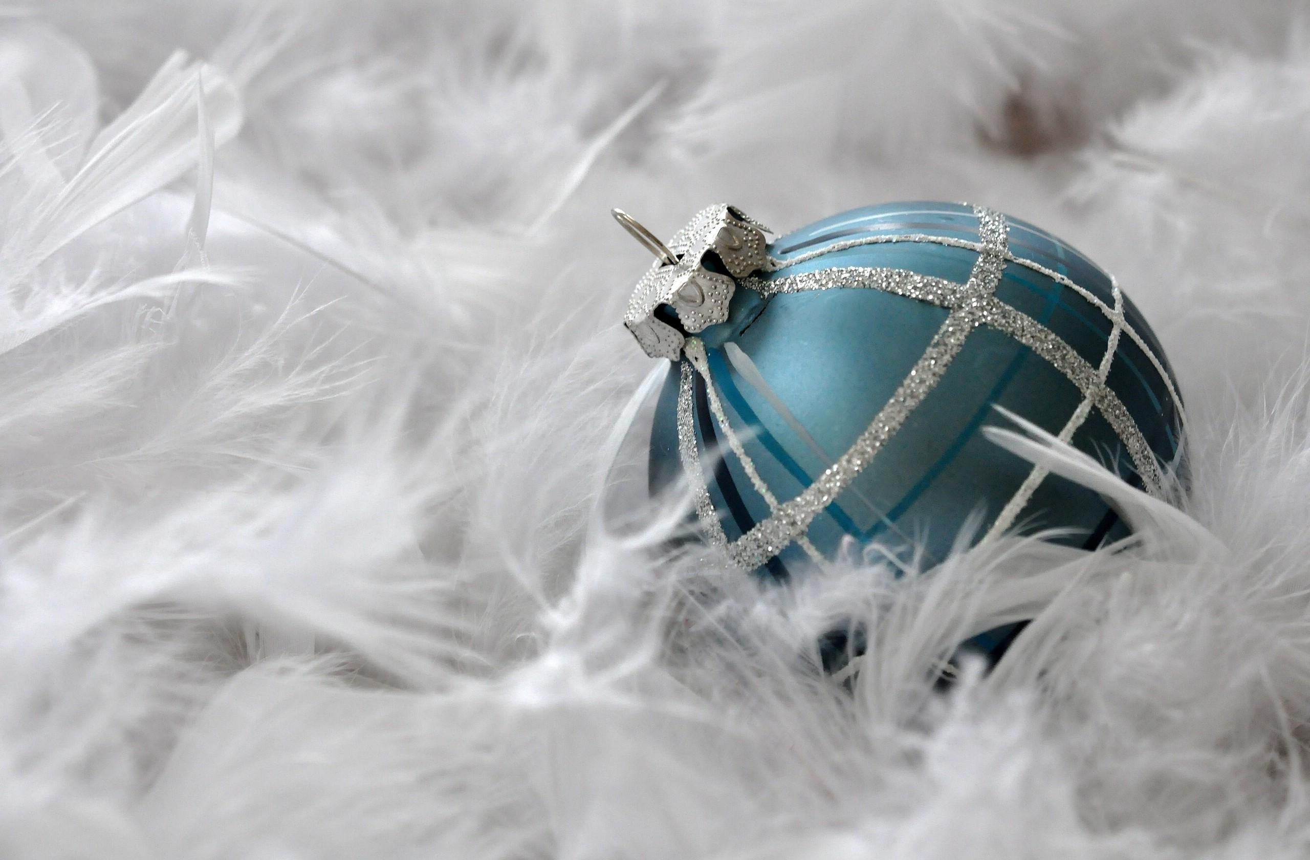 sequins, feathers, christmas, christmas decorations, close-up, 2K, ball, decorations, close, HD Wallpaper