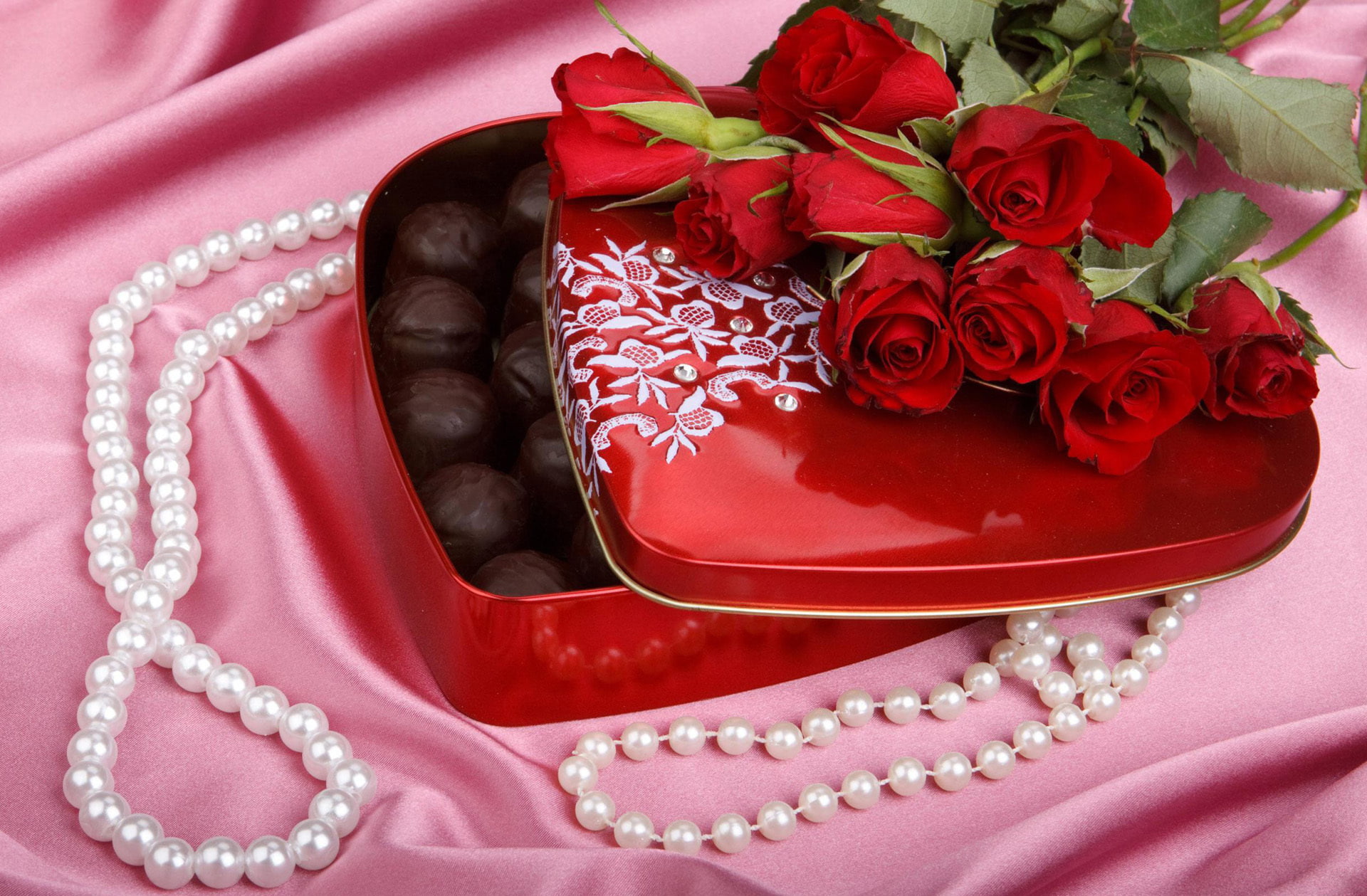 flowers, a box of chocolates, pearl, petals, sequins, gift, heart, pearls, food, red, bouquet, beads, rhinestones, rose, decoration, candy, love, chocolate, HD Wallpaper