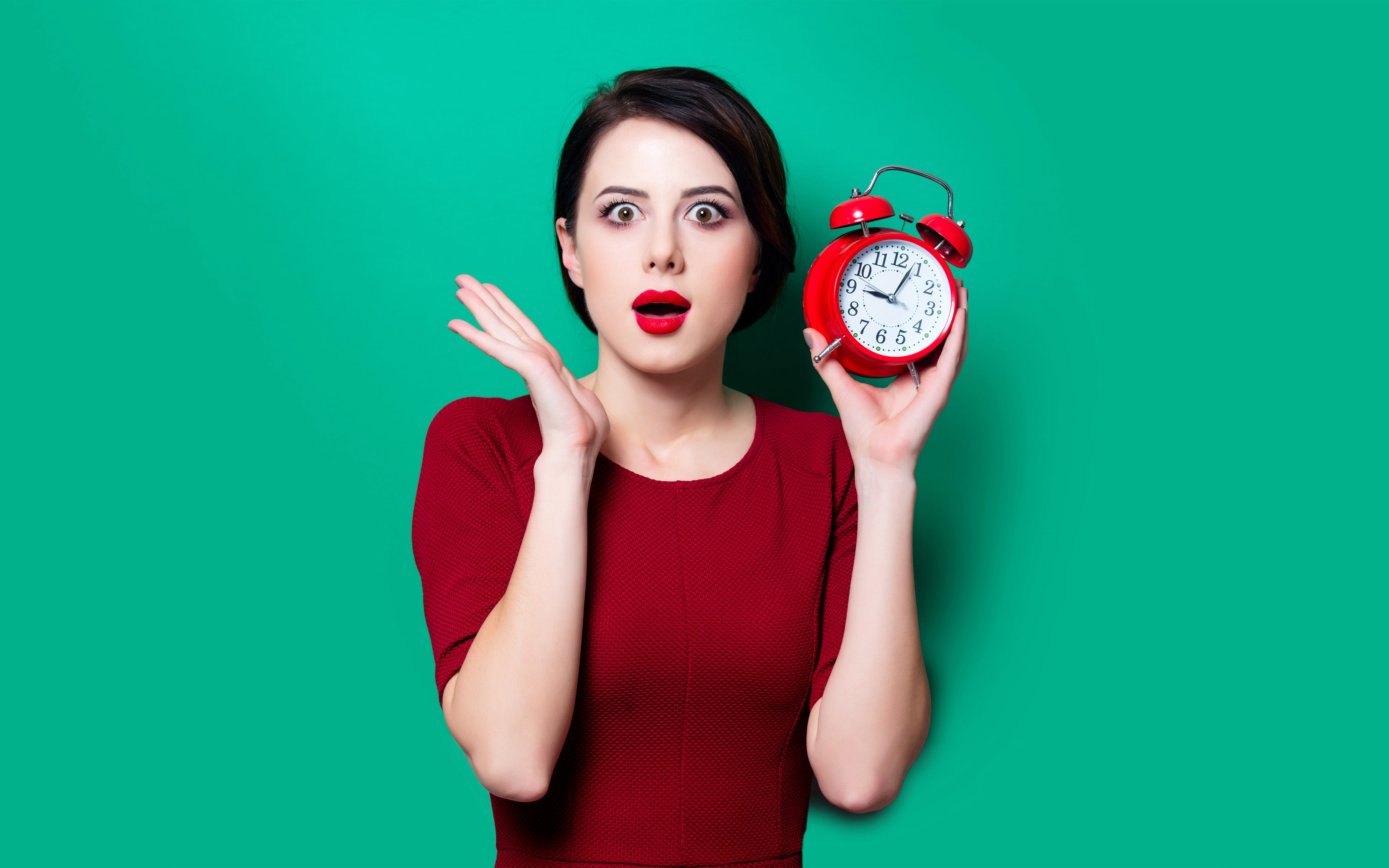 keeps, the situation, hairstyle, pose, background, girl, alarm clock, is, makeup, 4K, look, brunette, green, surprise, in red, dress, watch, HD Wallpaper