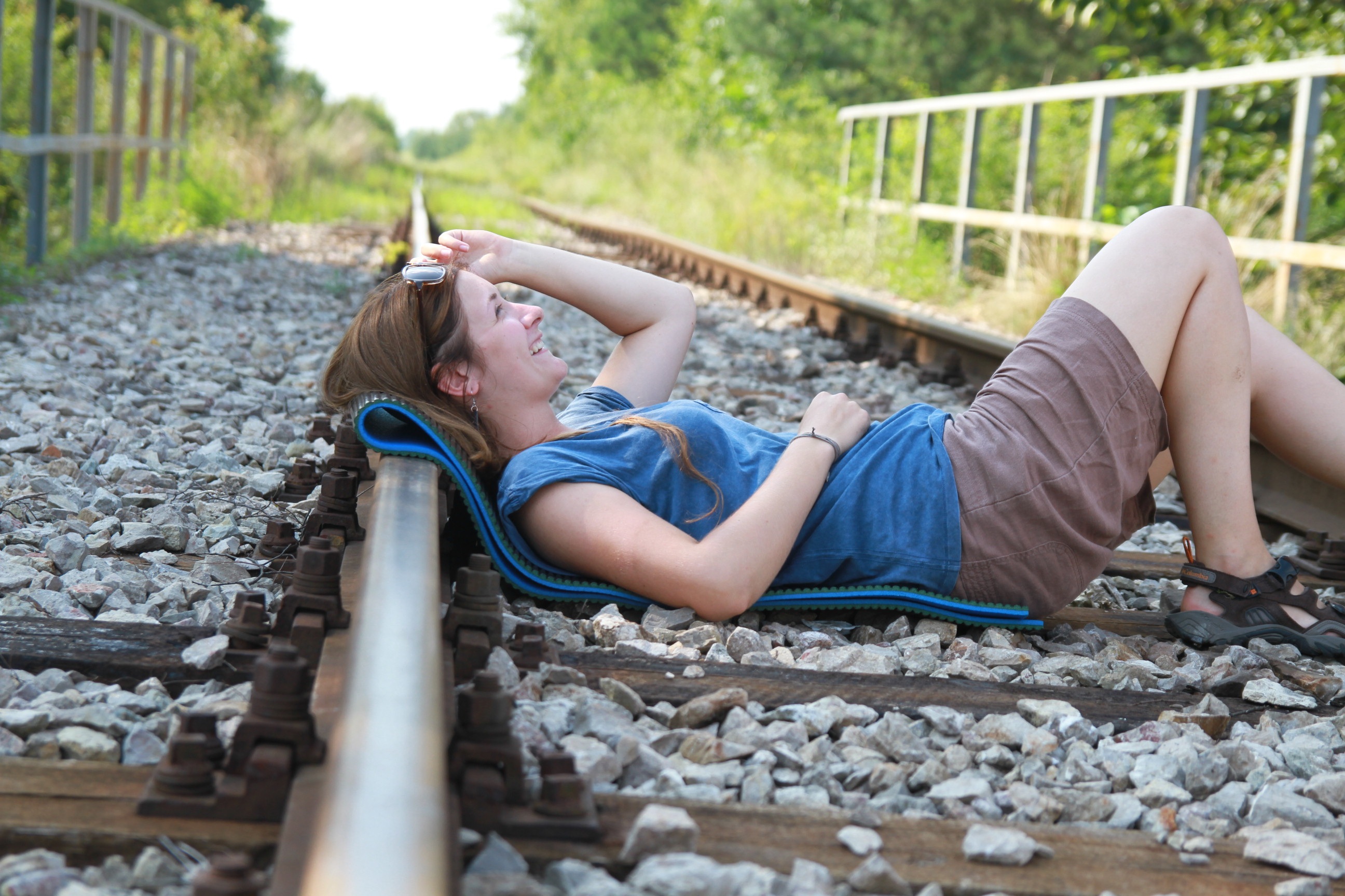 nature, boys, 2K, the little girl, leisure activity, lifestyles, real people, tracks, three quarter length, lying down, splint, solid, men, outdoors, child, HD Wallpaper