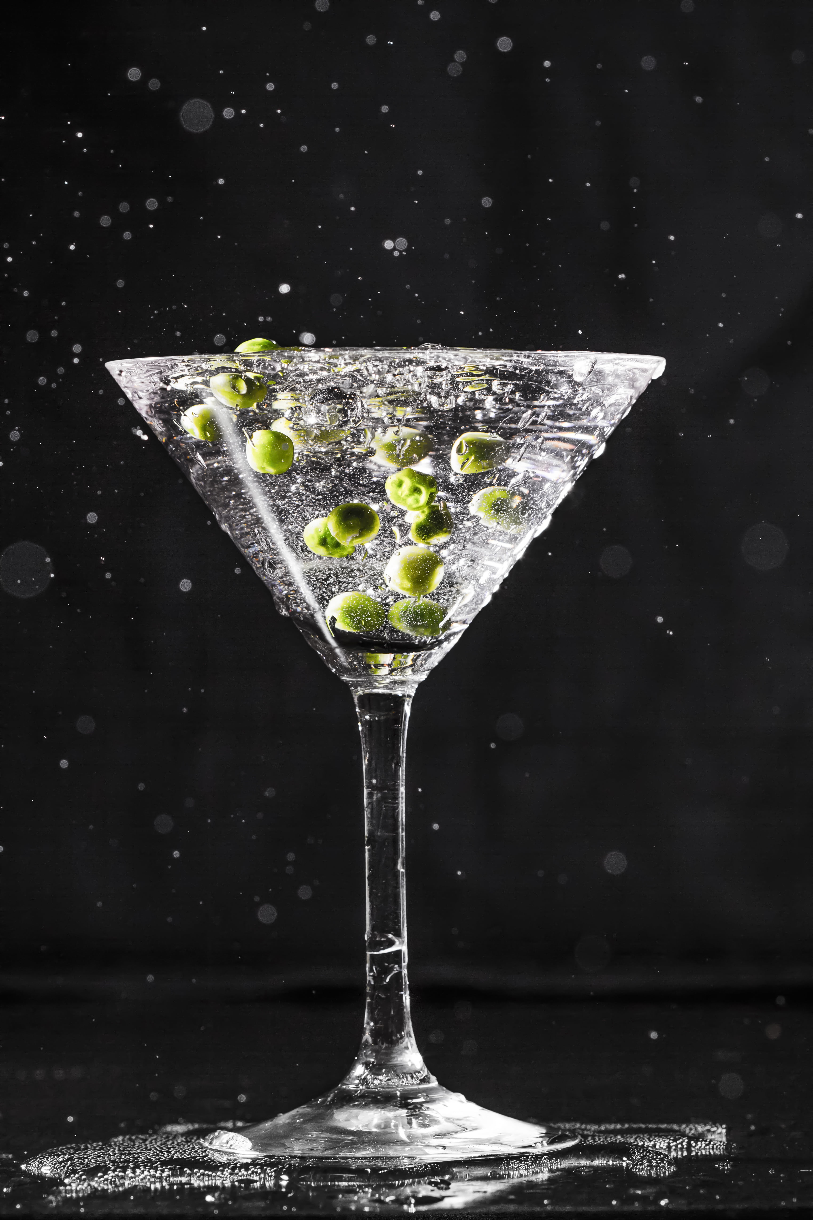 studio shot, fruit, cold temperature, macro, household equipment, green, footed, refreshment, martini, clear, healthy, gin, food, splashing, freshness, Phone HD Wallpaper