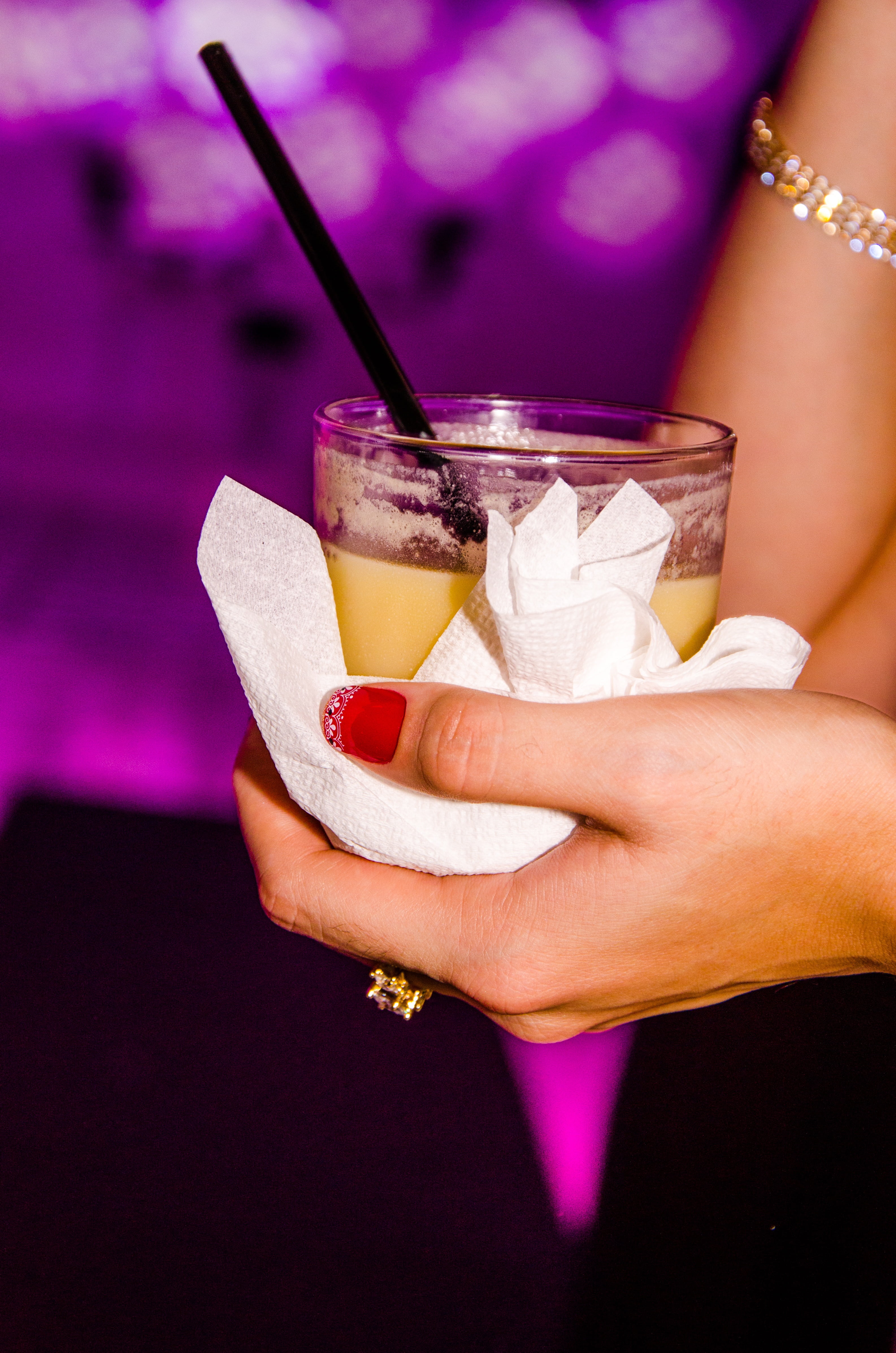 adult, food, refreshment, drink, pose, purple, 4K, happy hour, hand, drinks, freshness, one person, alcohol, food and drink, drinking, hands, focus on foreground, Phone HD Wallpaper