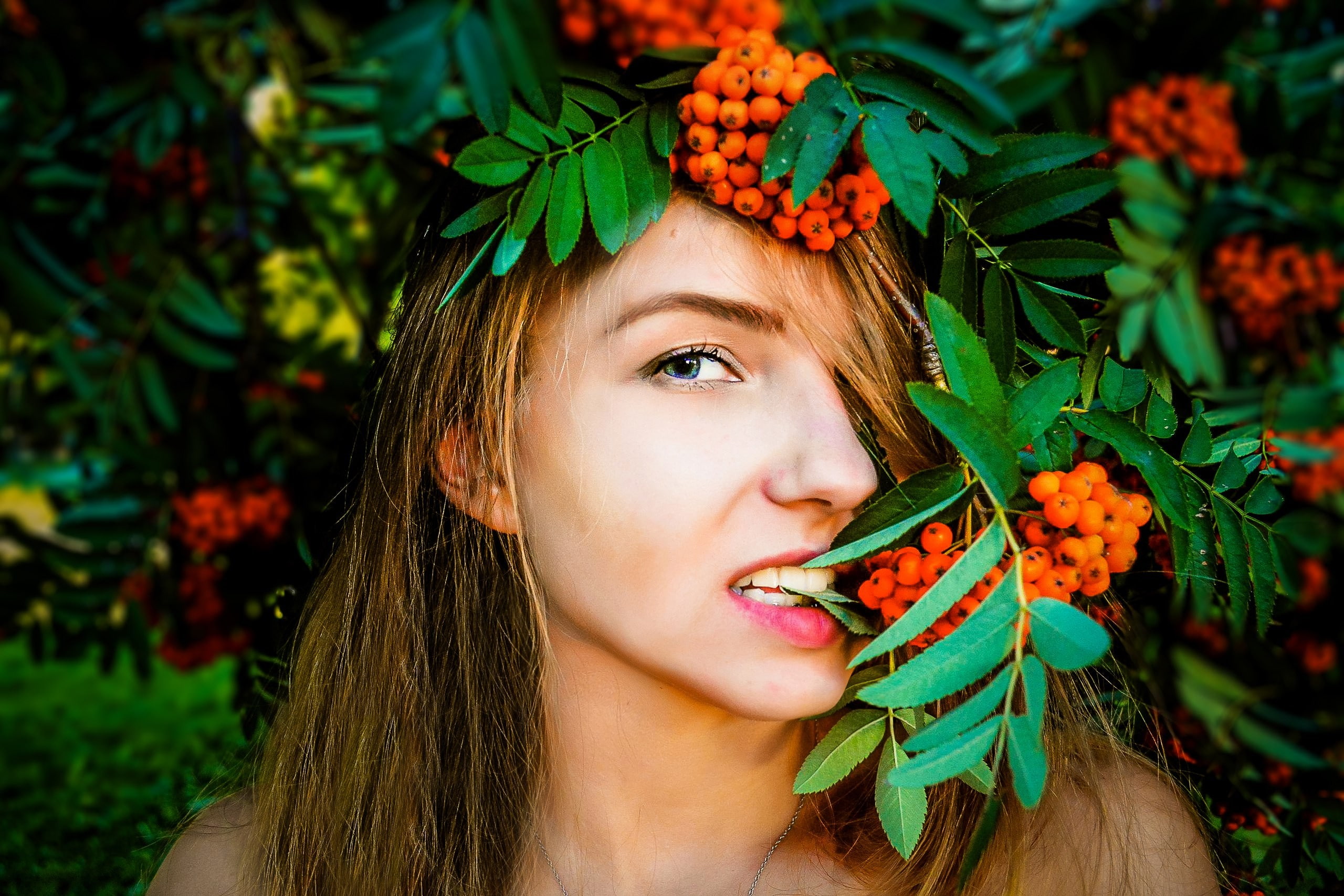 green, brunette, summer, mascara, leaves, women, teeth, 2K, berries, HD Wallpaper