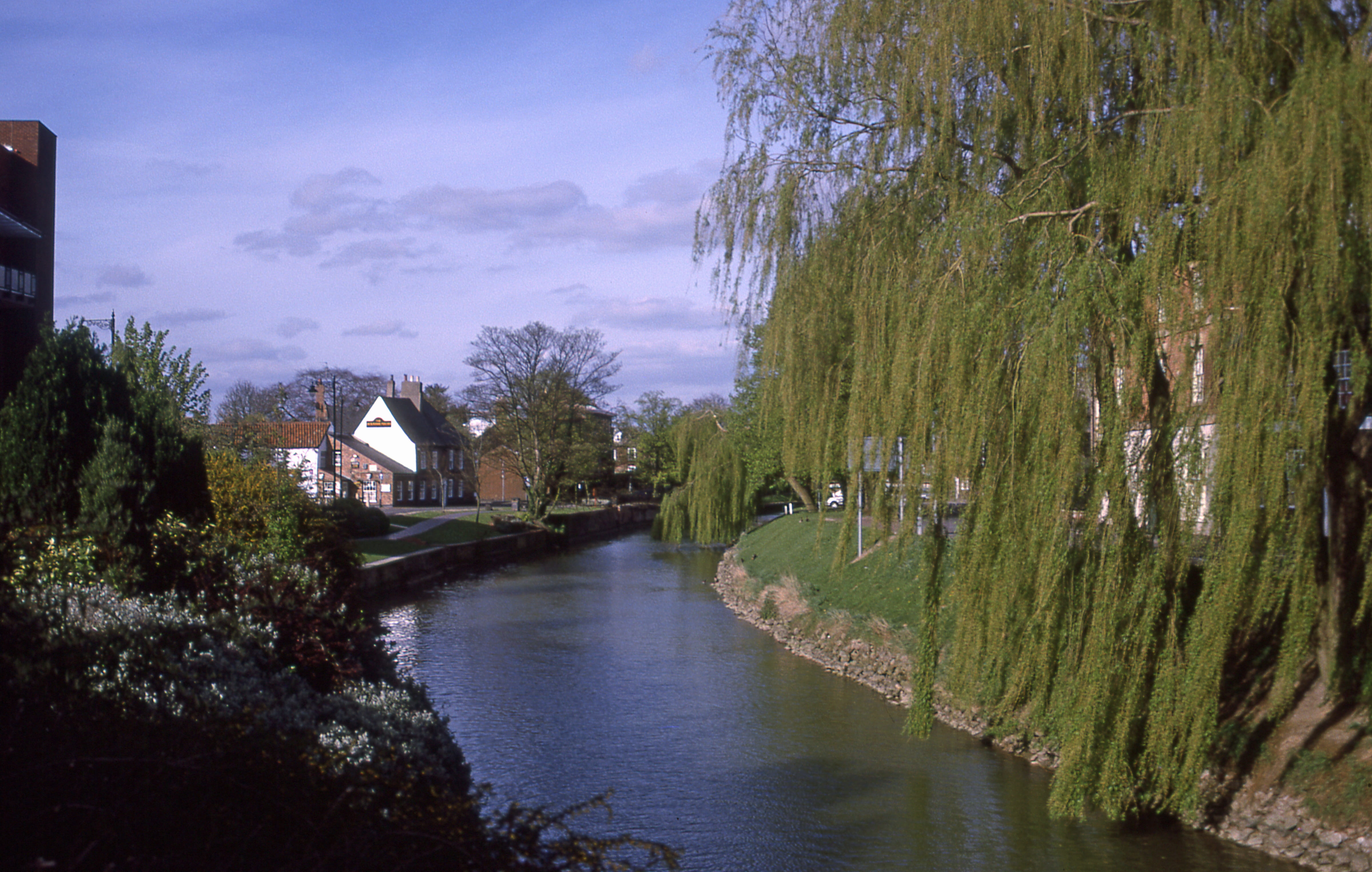 beauty in nature, welland, 4K, building, growth, river, built structure, house, cloud - sky, day, architecture, spalding, no people, water, tree, england, HD Wallpaper
