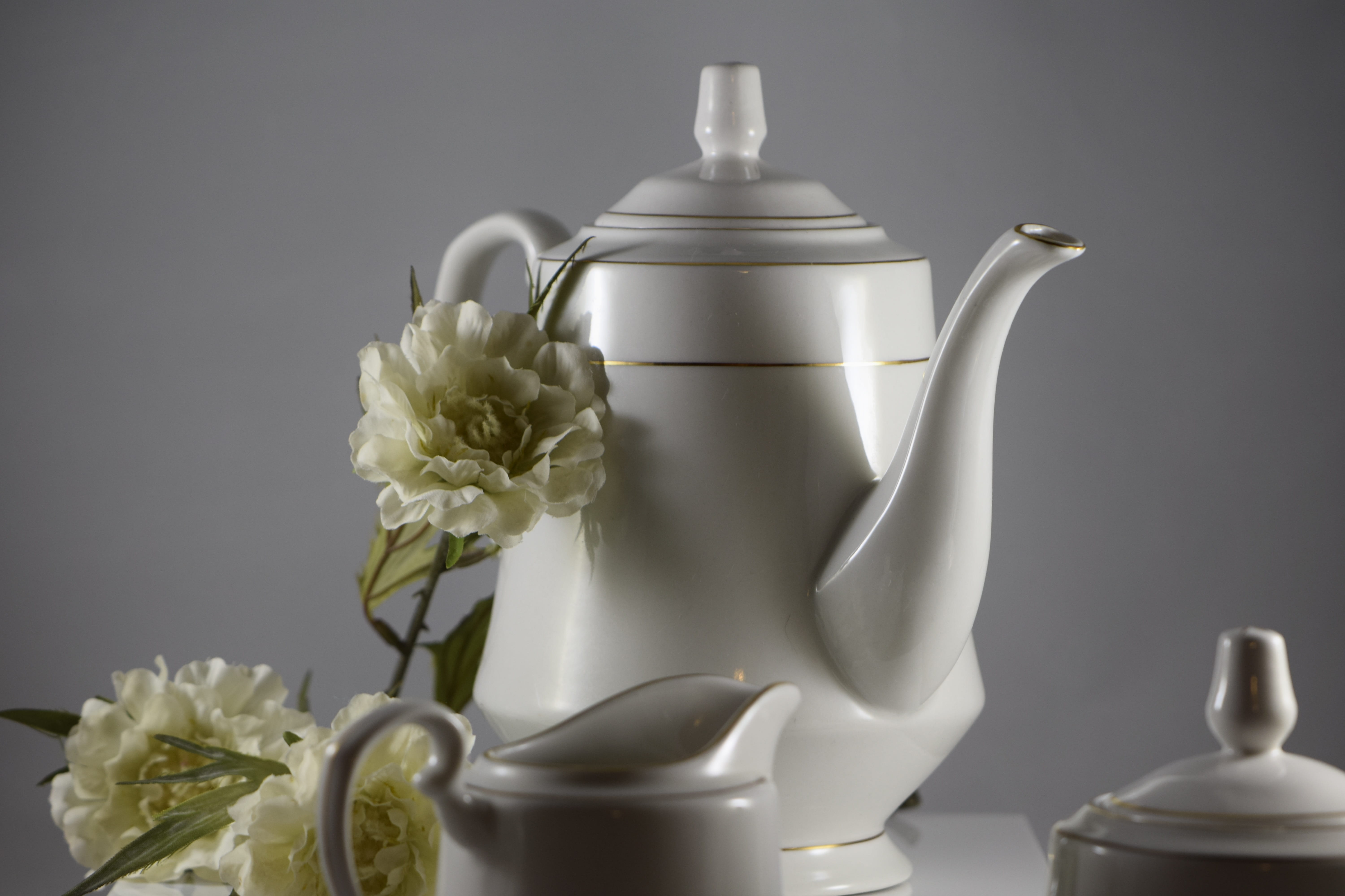 pitcher - jug, traditional, porcelain, no people, breakfast, elegance, tea - hot drink, studio shot, close-up, plant, white color, beverage, tea, beauty in nature, HD Wallpaper