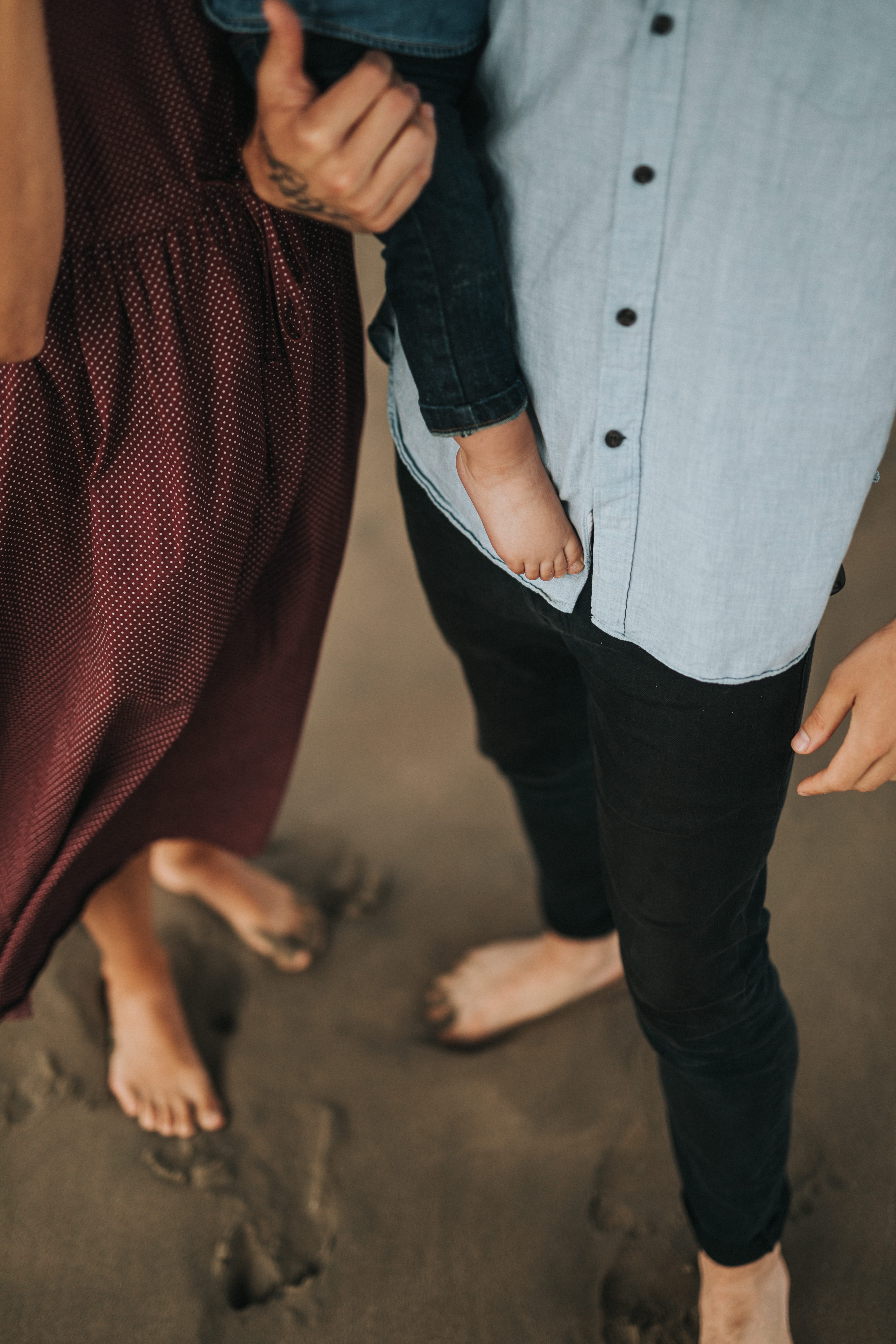 human body part, woman, men, black, casual clothing, midsection, body part, leisure activity, human limb, man, manhattan beach, sand, family photo, people, Phone HD Wallpaper