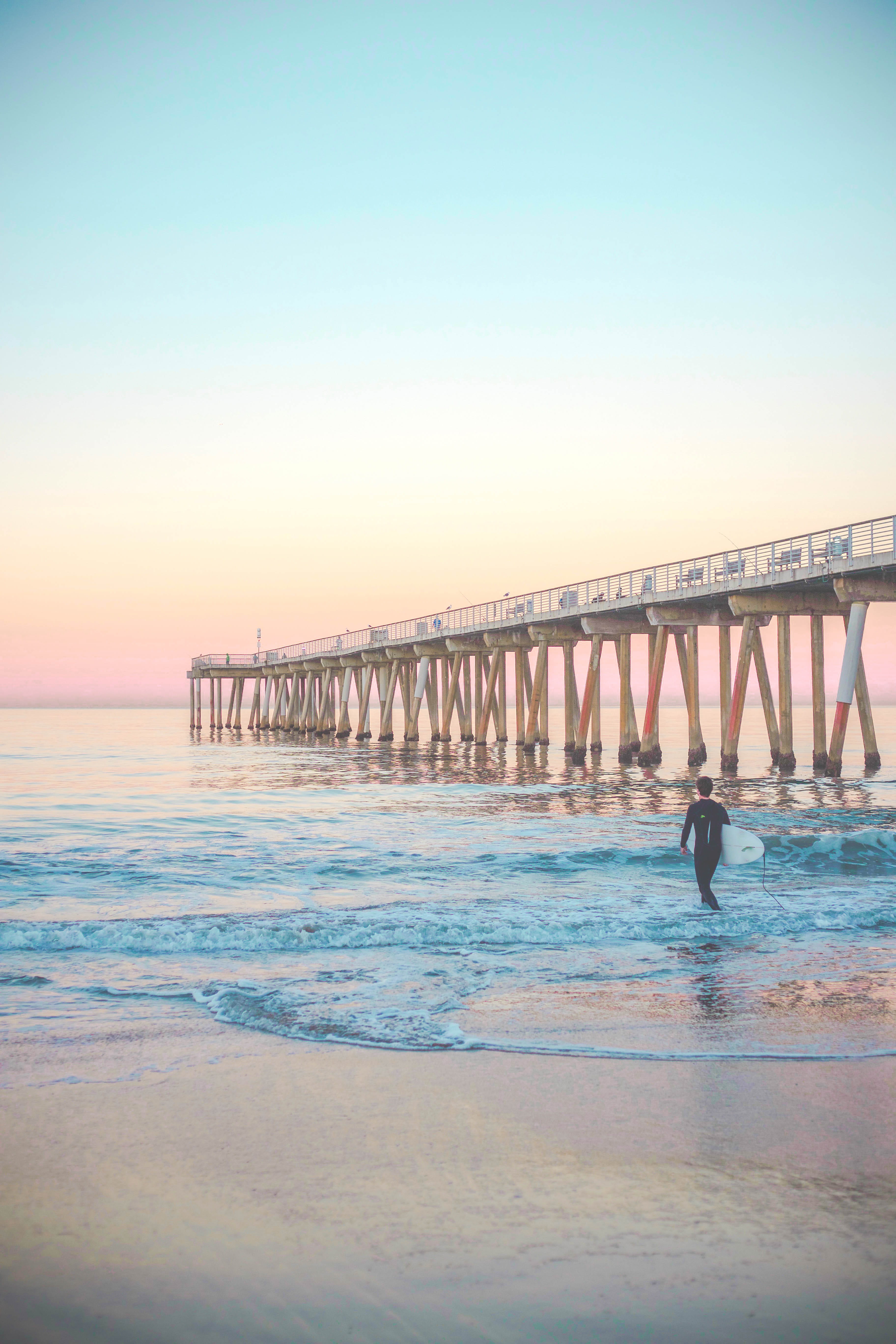horizon over water, sea, pier, travel, hermosa beach pier, beside, man, nature, beauty in nature, scenics - nature, holding, human, port, waterfront, beach, Phone HD Wallpaper