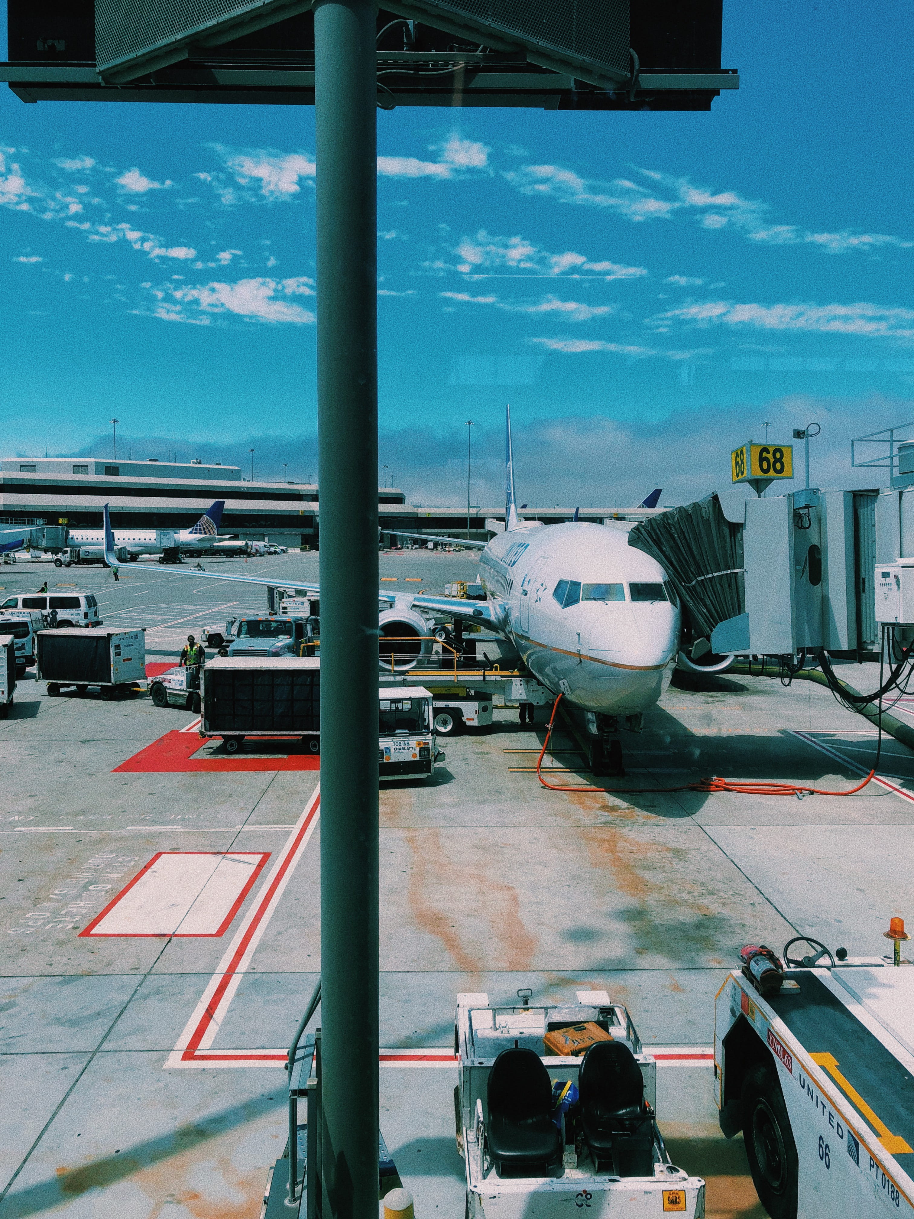 passenger boarding bridge, united states, aerospace industry, airport, airplane, airport runway, aircraft, day, incidental people, white, plane, tunnel, Phone HD Wallpaper