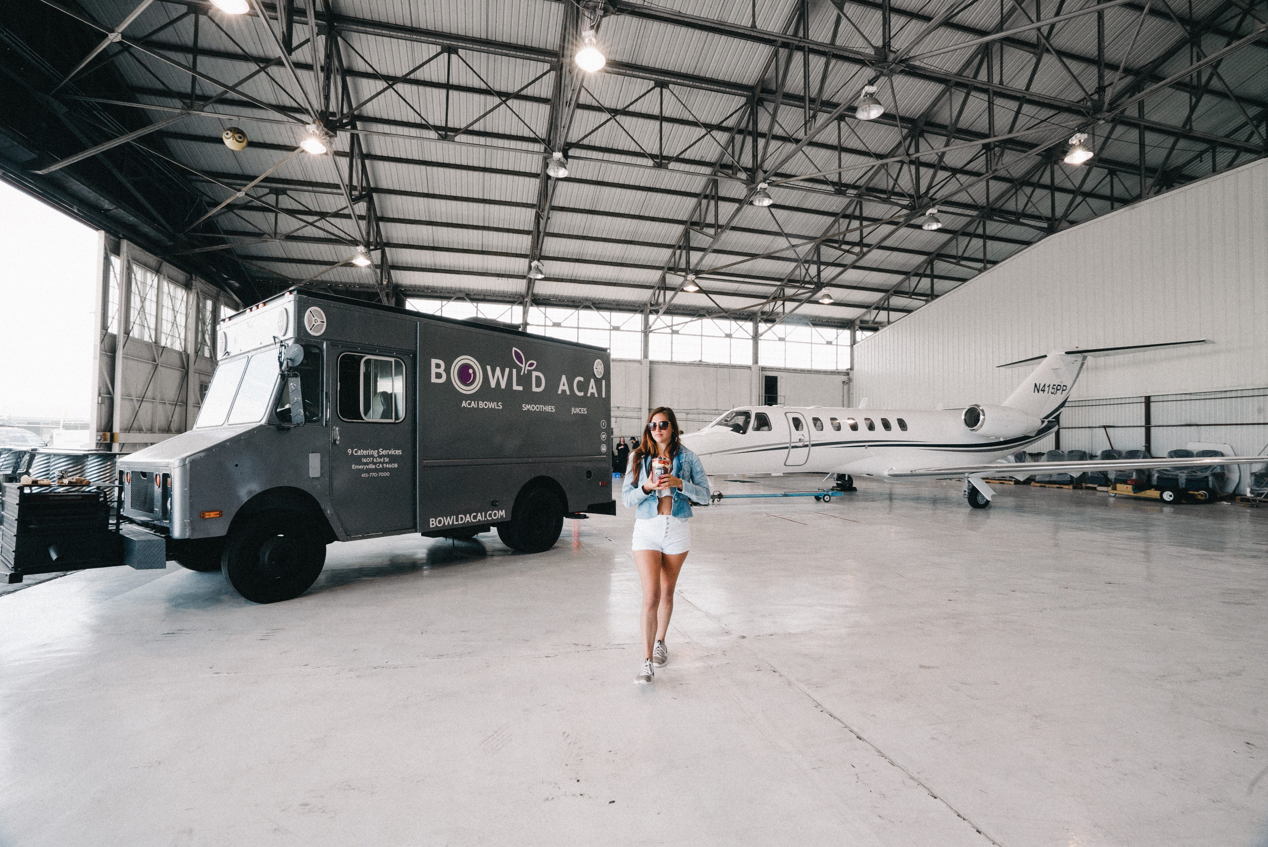 young adult, californium, building, private jet, girl, day, united states, parking lot, healthy, 4K, real people, plane, aircraft, hairstyle, grey, mode of transportation, HD Wallpaper