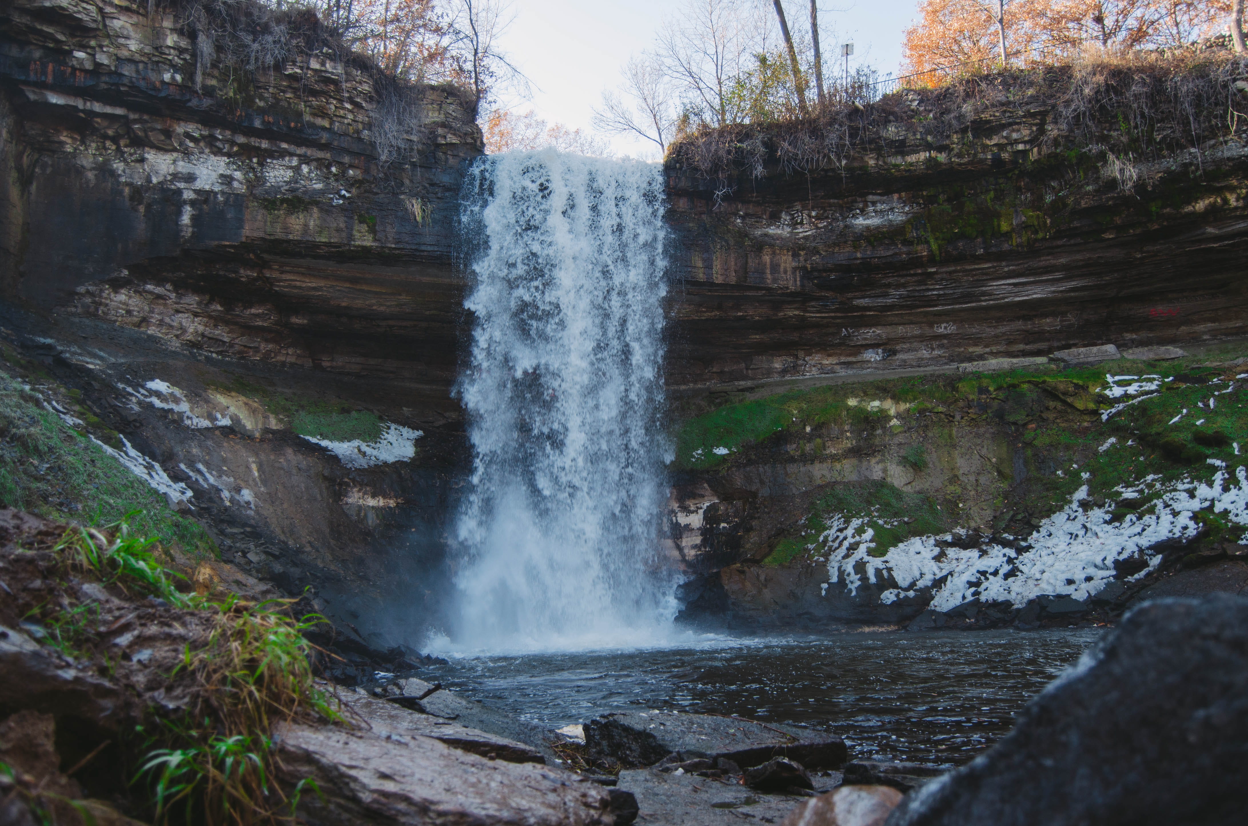 tree, rock - object, solid, hiking, water, waterfall, nomad, power, rock, outdoors, no people, minneapolis, splashing, 4K, minnehaha, power in nature, HD Wallpaper