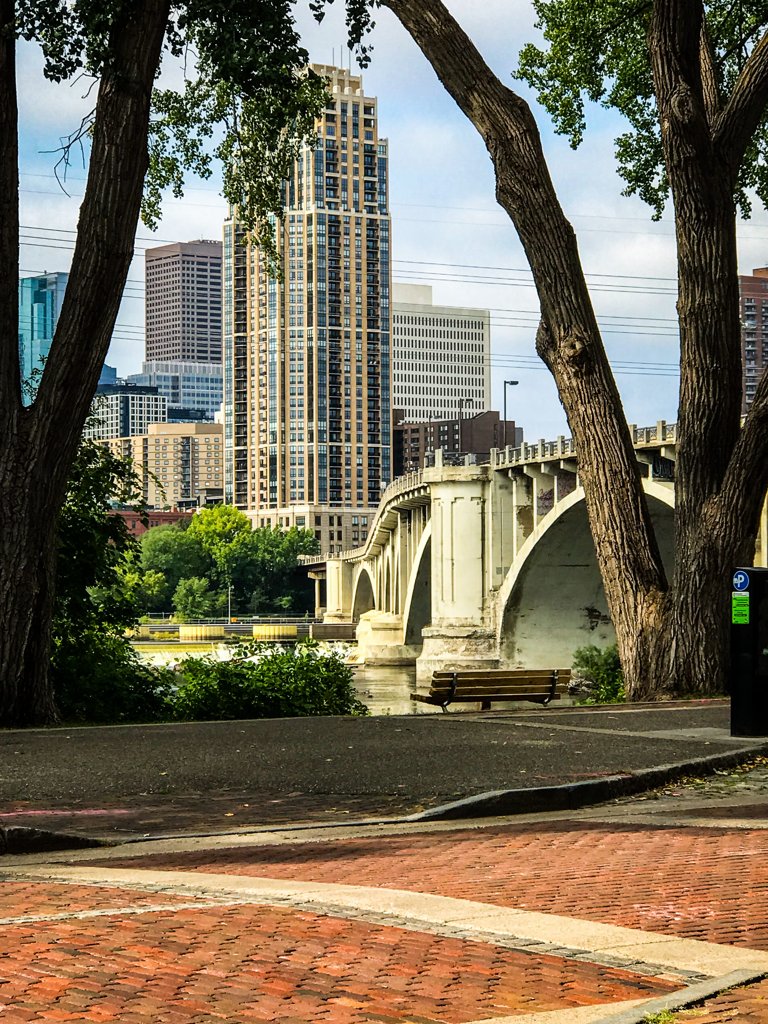 minneapolis, transportation, 129 se main st, bridge, 2K, built structure, plant, day, city, river, arch bridge, tree, nature, architecture, office building exterior, Phone HD Wallpaper
