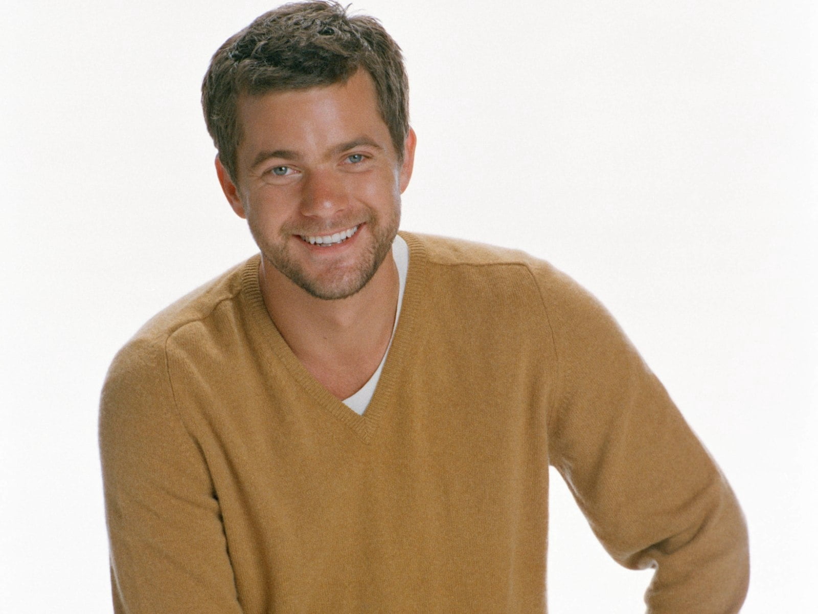 v-neck, v, confidence, brown hair, casual clothing, happiness, waist up, sweater, looking at camera, one person, joshua jackson, adult, s, front view, males, HD Wallpaper