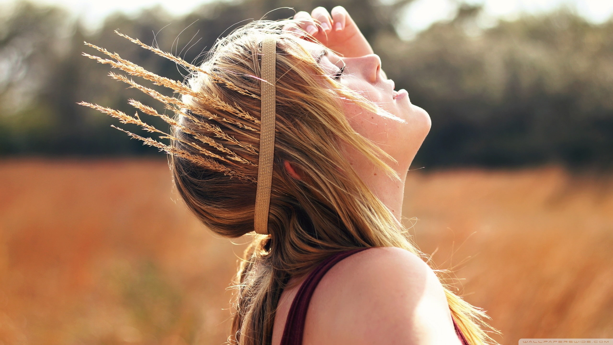 women outdoors, brunette, Laura Brehm, sunlight, 2K, face, closed eyes, field, HD Wallpaper