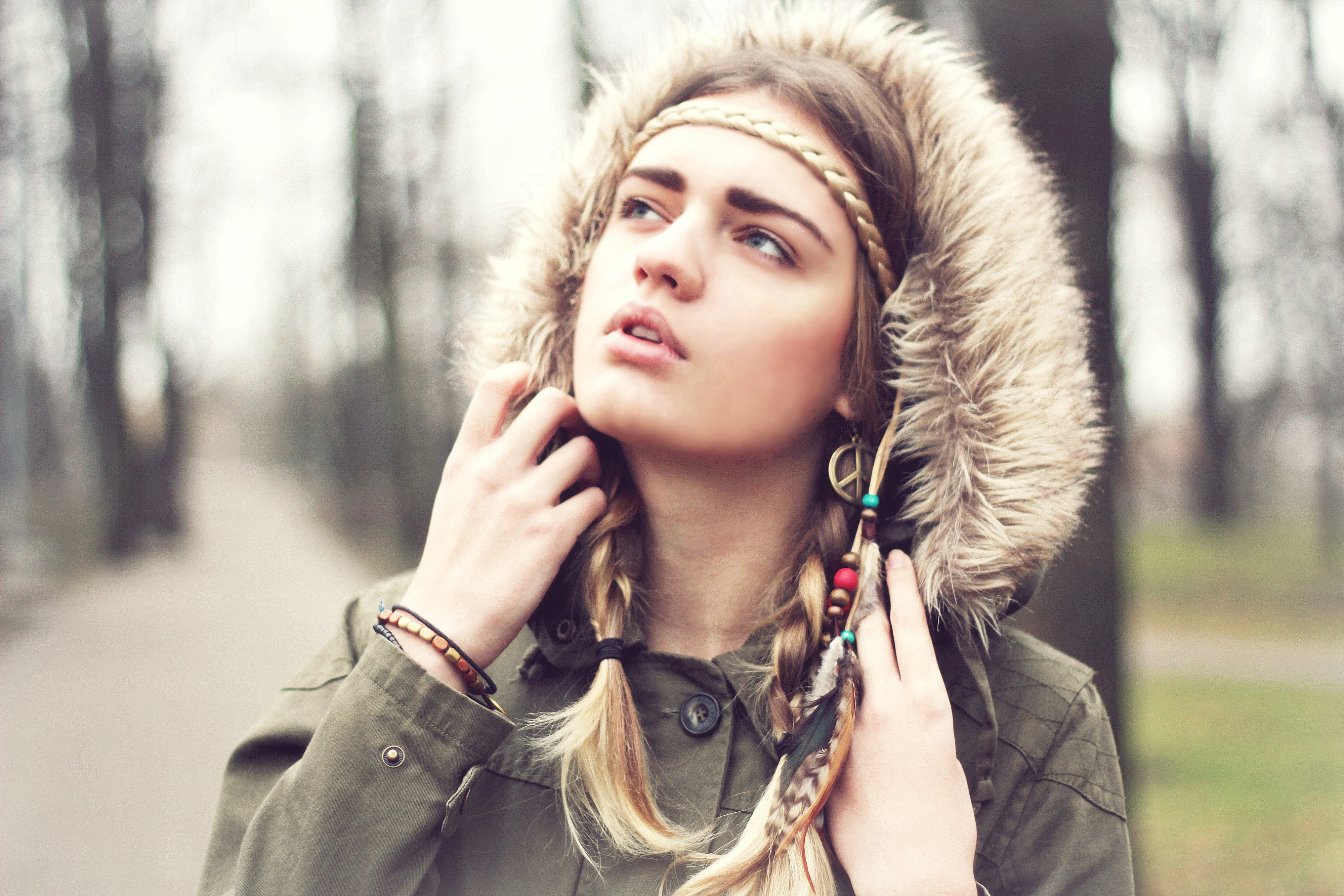 fall, cold, women outdoors, blonde, hippie, white, 4K, feathers, forest, women, HD Wallpaper