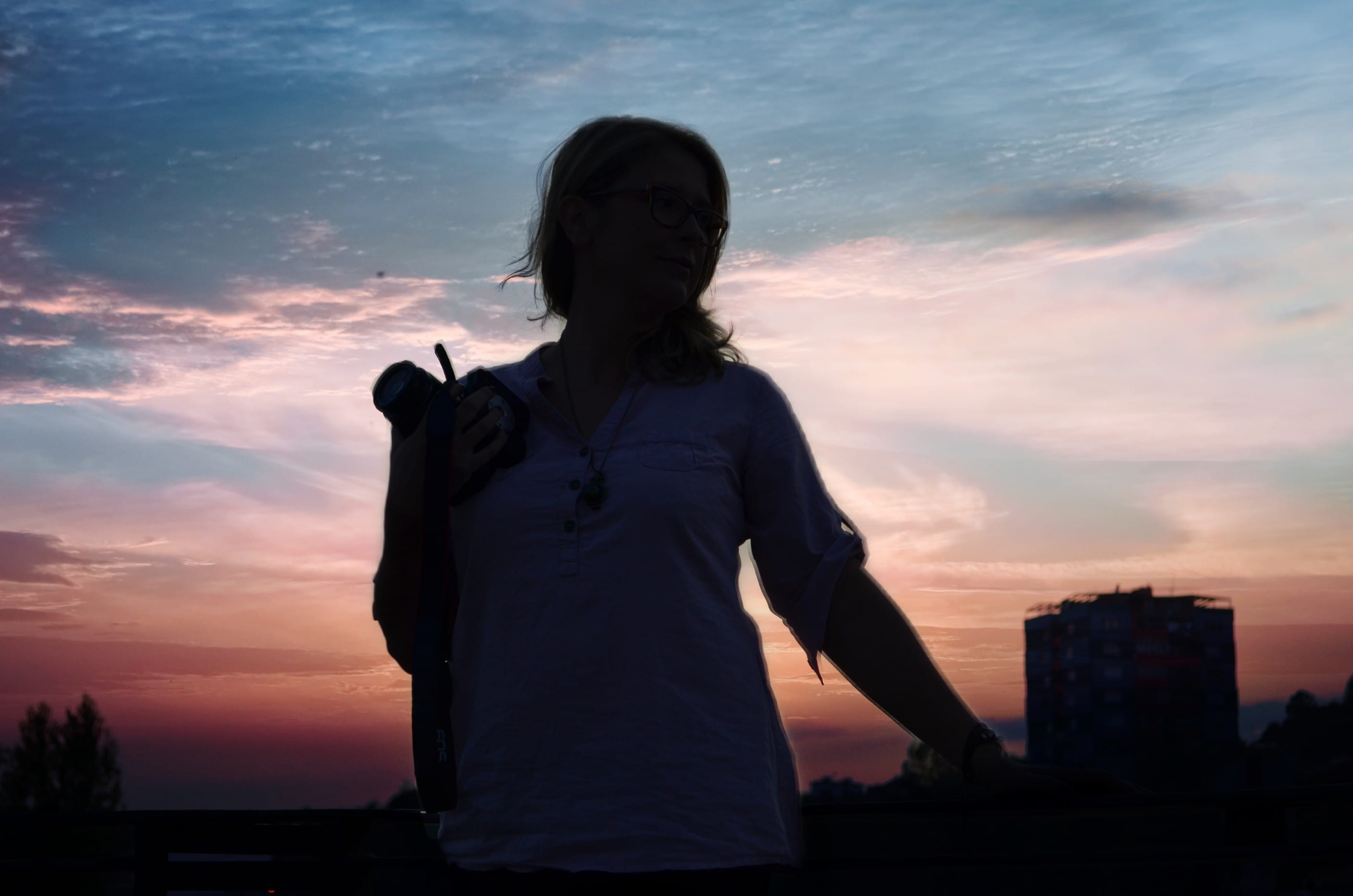 leisure activity, skyscraper, silhouette, three quarter length, 2K, building exterior, built structure, one person, standing, outdoors, looking at view, HD Wallpaper