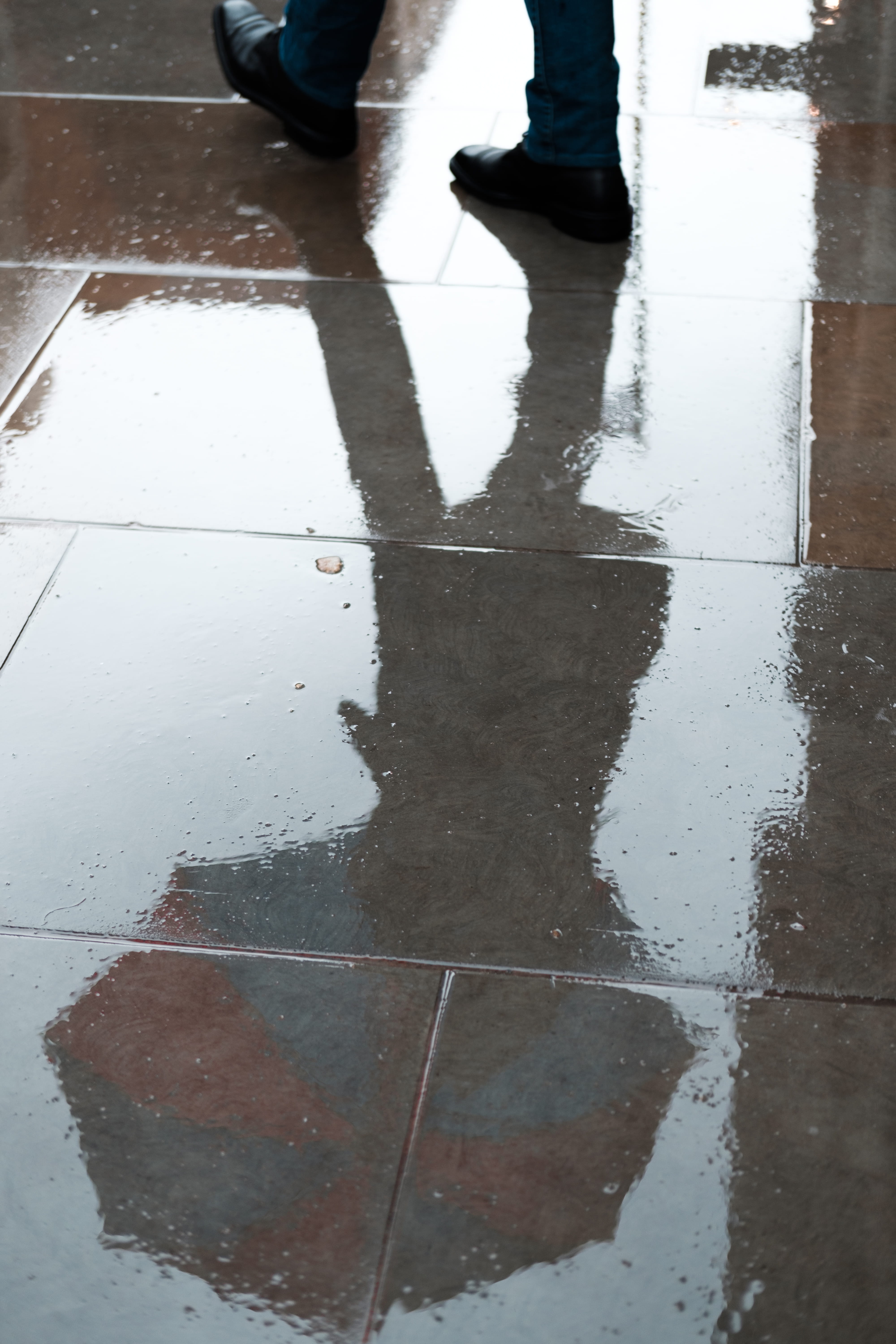 rainy season, tile, piccadilly, shoe, city, london, wet, one person, puddle, paving stone, umbrella, human body part, footpath, outdoors, real people, human foot, Phone HD Wallpaper