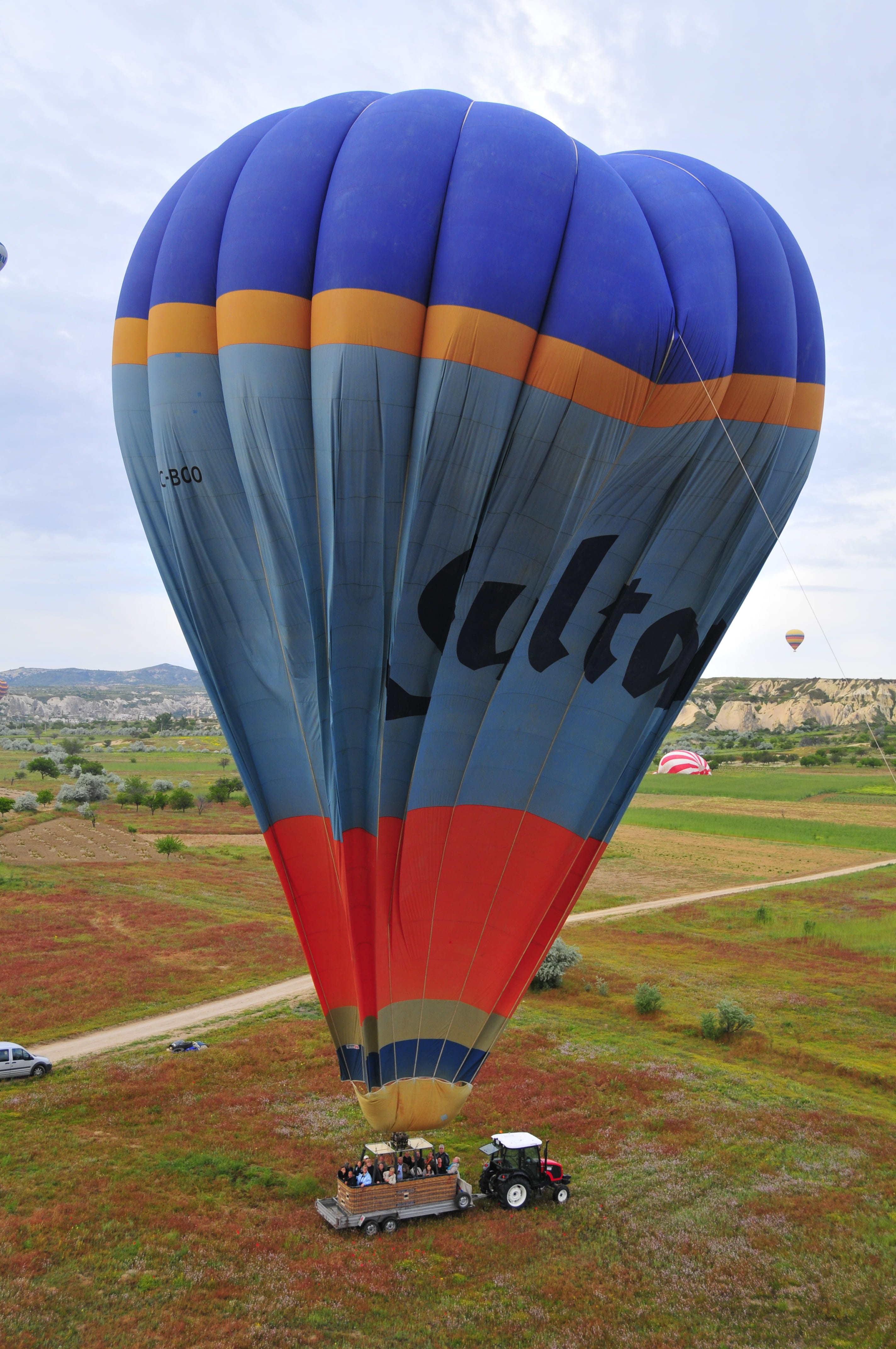 cappadocia, naturale, land, mode of transportation, cloudy, scenics - nature, vivid, rock, spring, air vehicle, ballooning, clouds, adventure, sky, multi colored, Phone HD Wallpaper