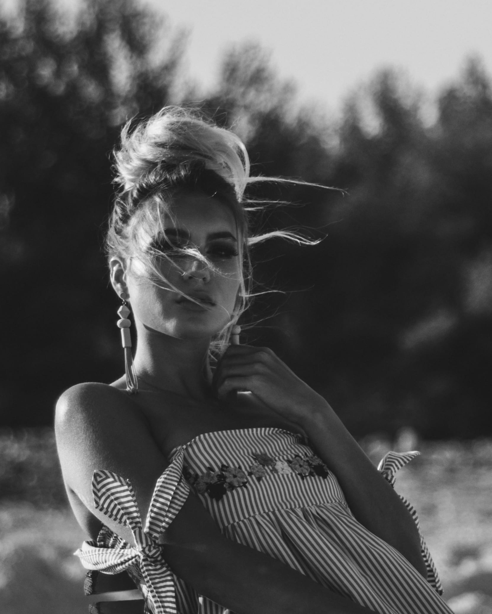sitting, dress, front view, blanco y negro, females, wind, belleza, lifestyles, blackandwhite, 1080P, real people, woman, women, bandw, looking at camera, Phone HD Wallpaper