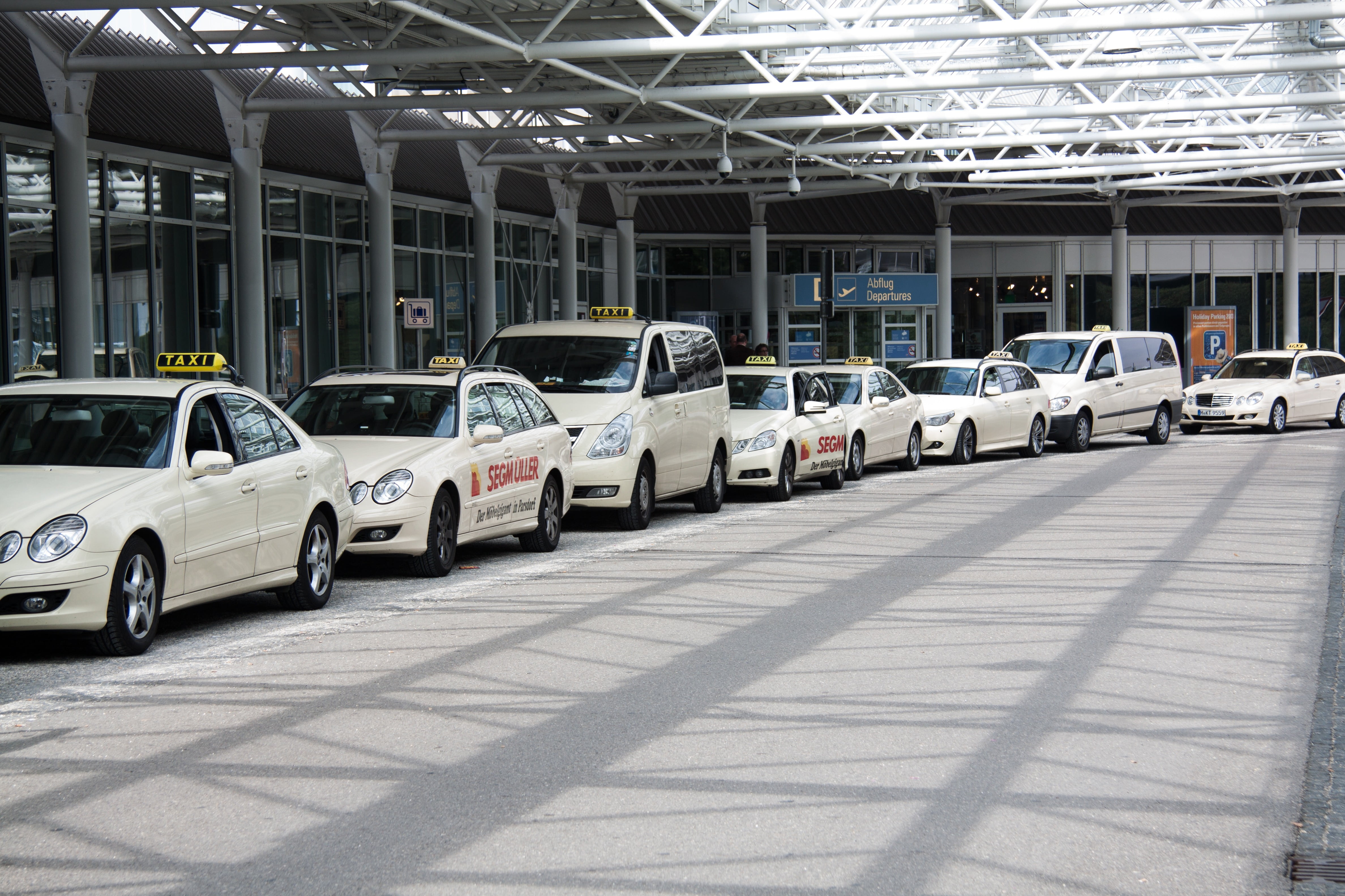 side by side, urban Scene, no people, taxi, parking lot, taxi rank, line, mode of transportation, sunlight, transport, airport, white, indoors, consumerism, HD Wallpaper
