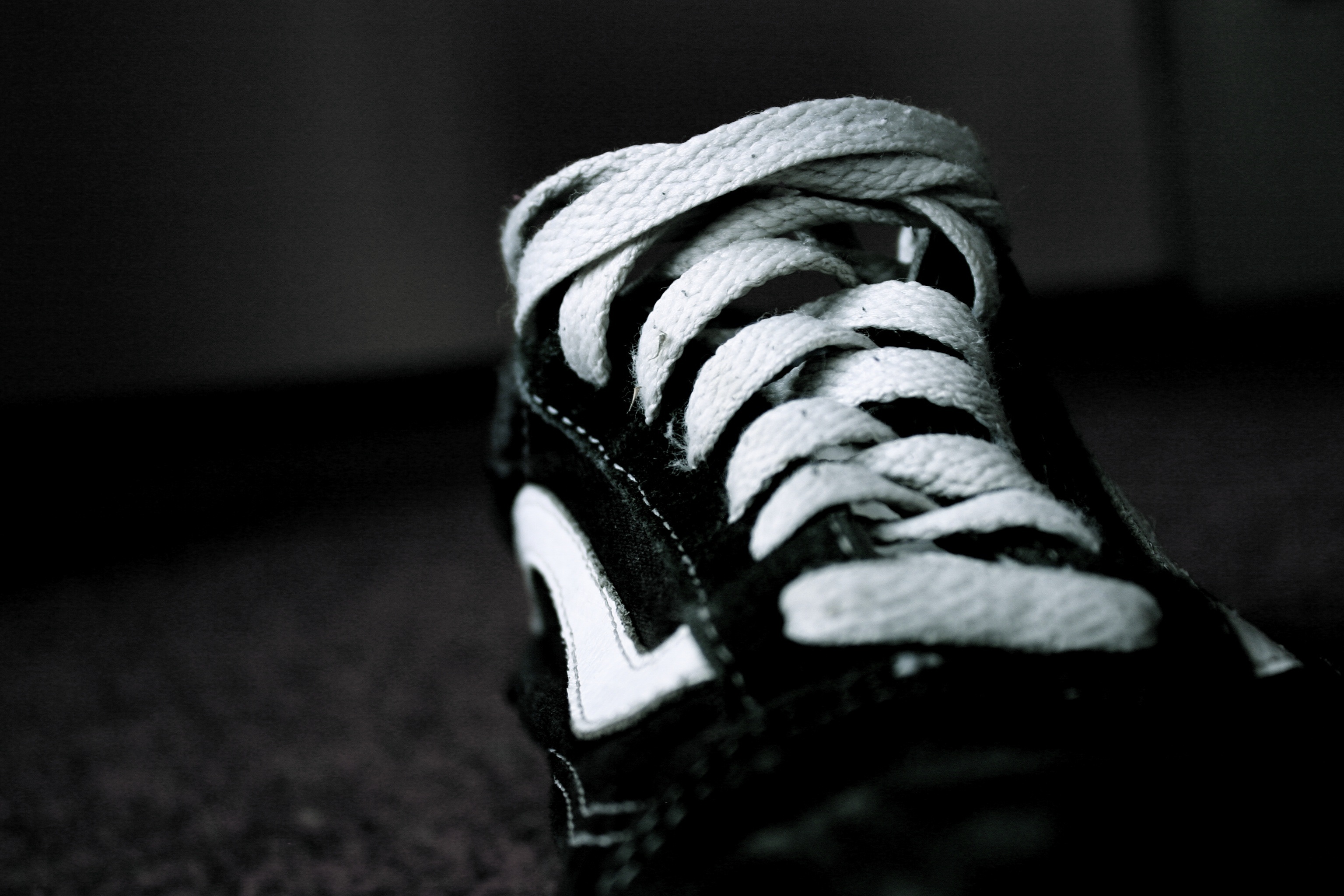 textile, easily, flooring, lifestyles, shoe, dark, selective focus, pattern, focus on foreground, 2K, body part, black white, pair, day, still life, no people, HD Wallpaper