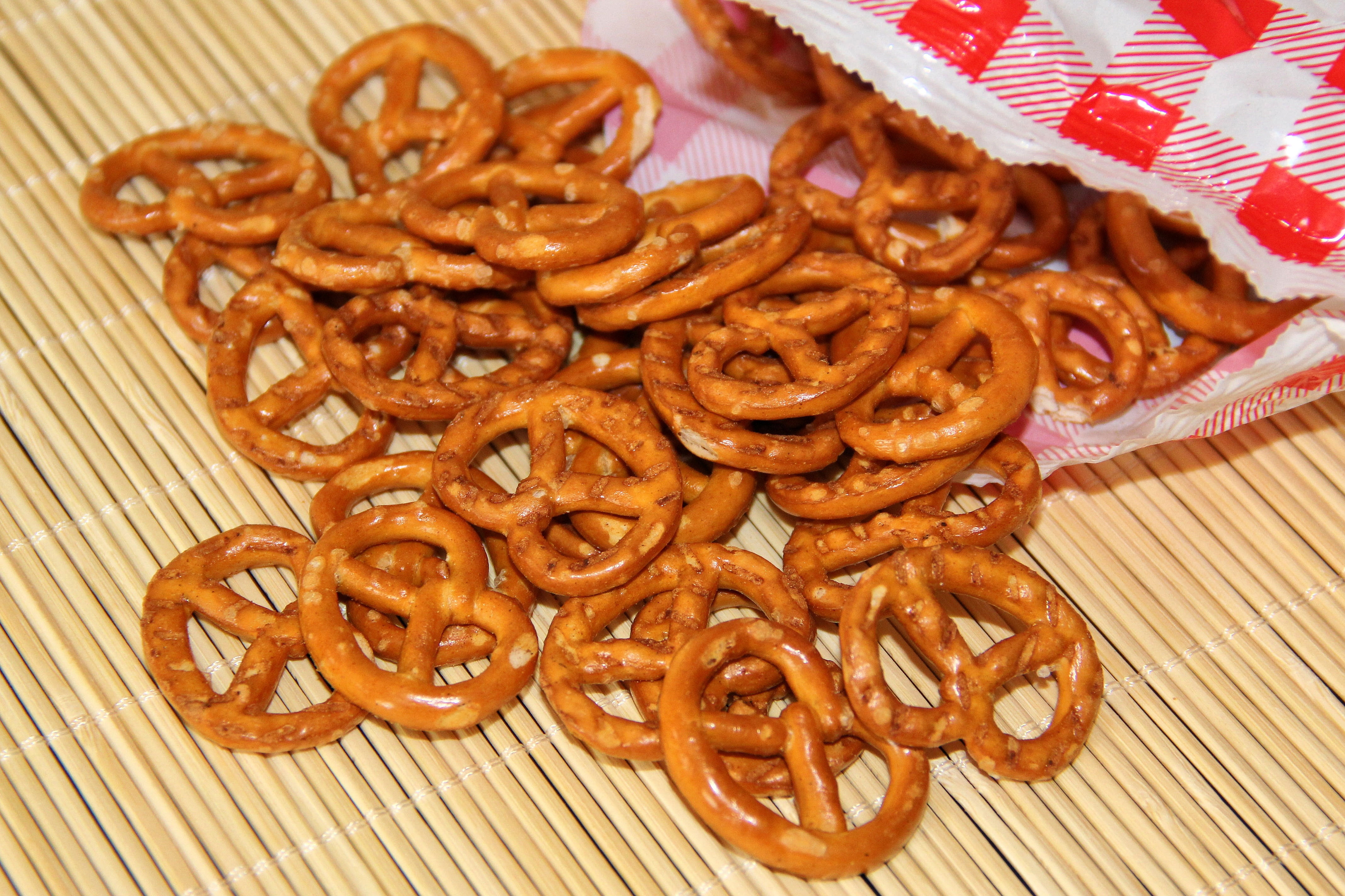 close-up, pastries, baked, ready-to-eat, unhealthy eating, brown, knabberzeug, still life, 4K, table, snack snack, pretzels, pretzel, indoors, freshness, HD Wallpaper