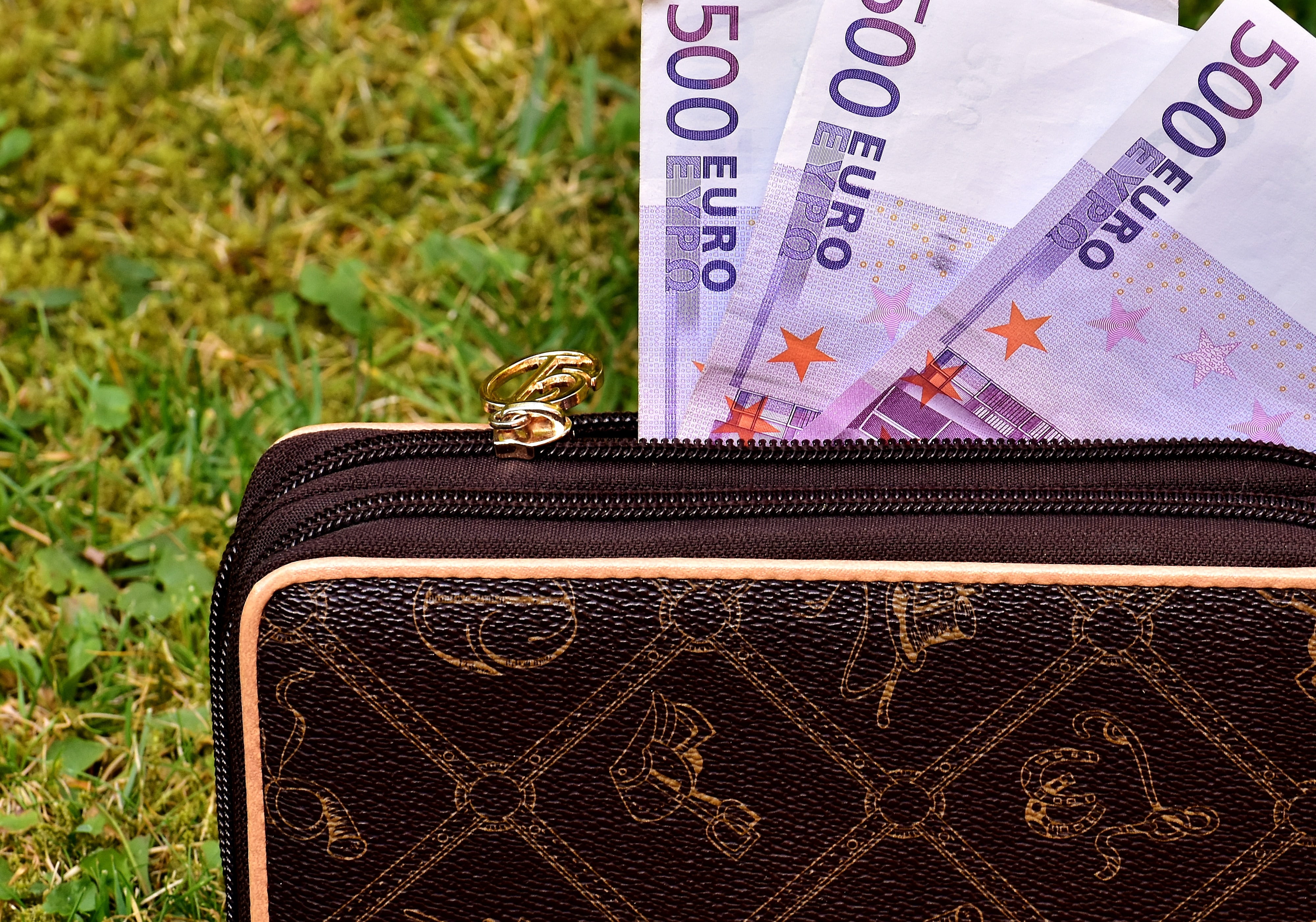 Purse, 500 Euro, pay, three, focus on foreground, outdoors, high angle view, Bank Note, wealth, money, economy, text, euro, currency, wallet, banknotes, HD Wallpaper